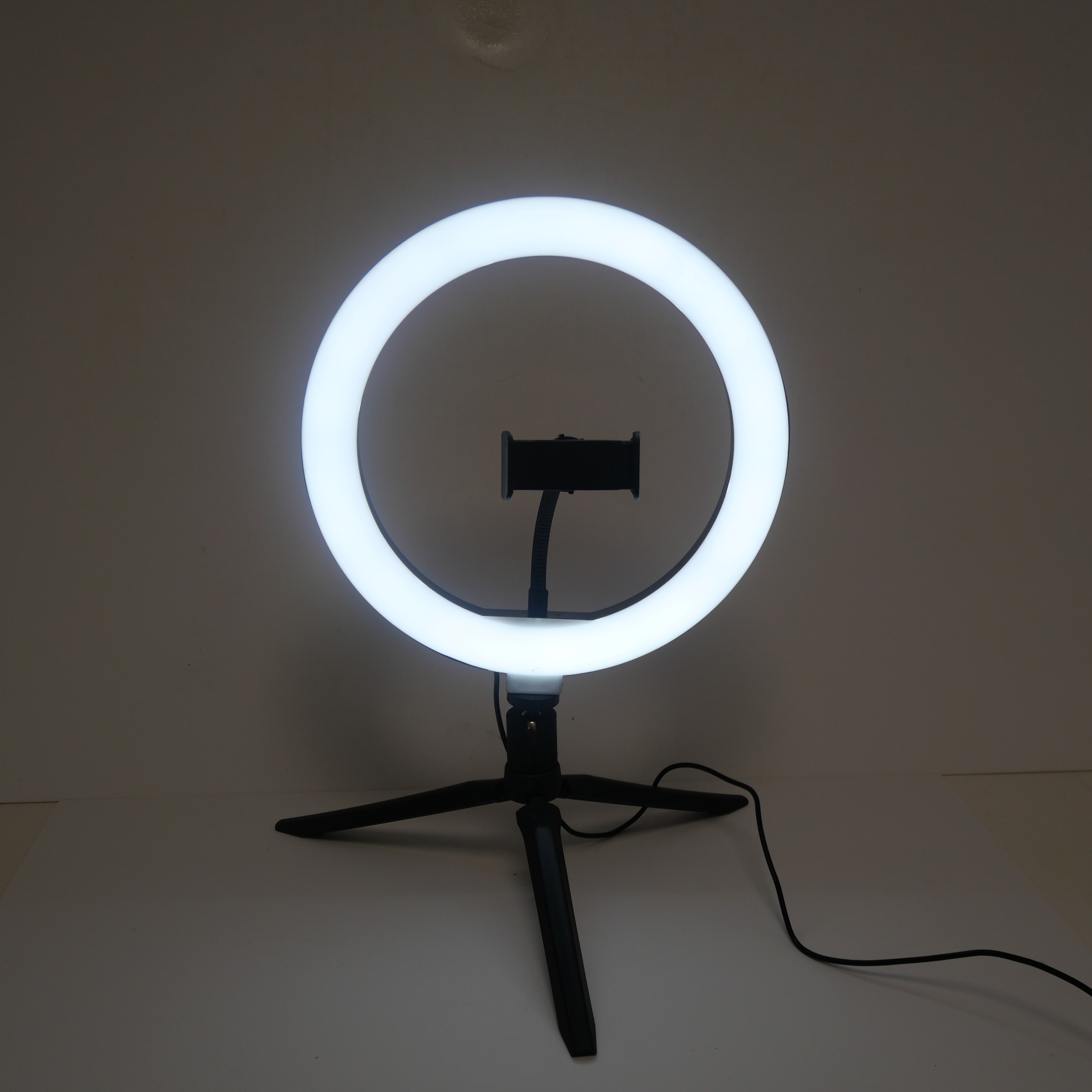 Voir photo 2 de Led Selfie sur table Ring Light avec Trépied Noir Led Selfie sur table Ring Light avec Trépied Noir Bon état reconditionné photo 2