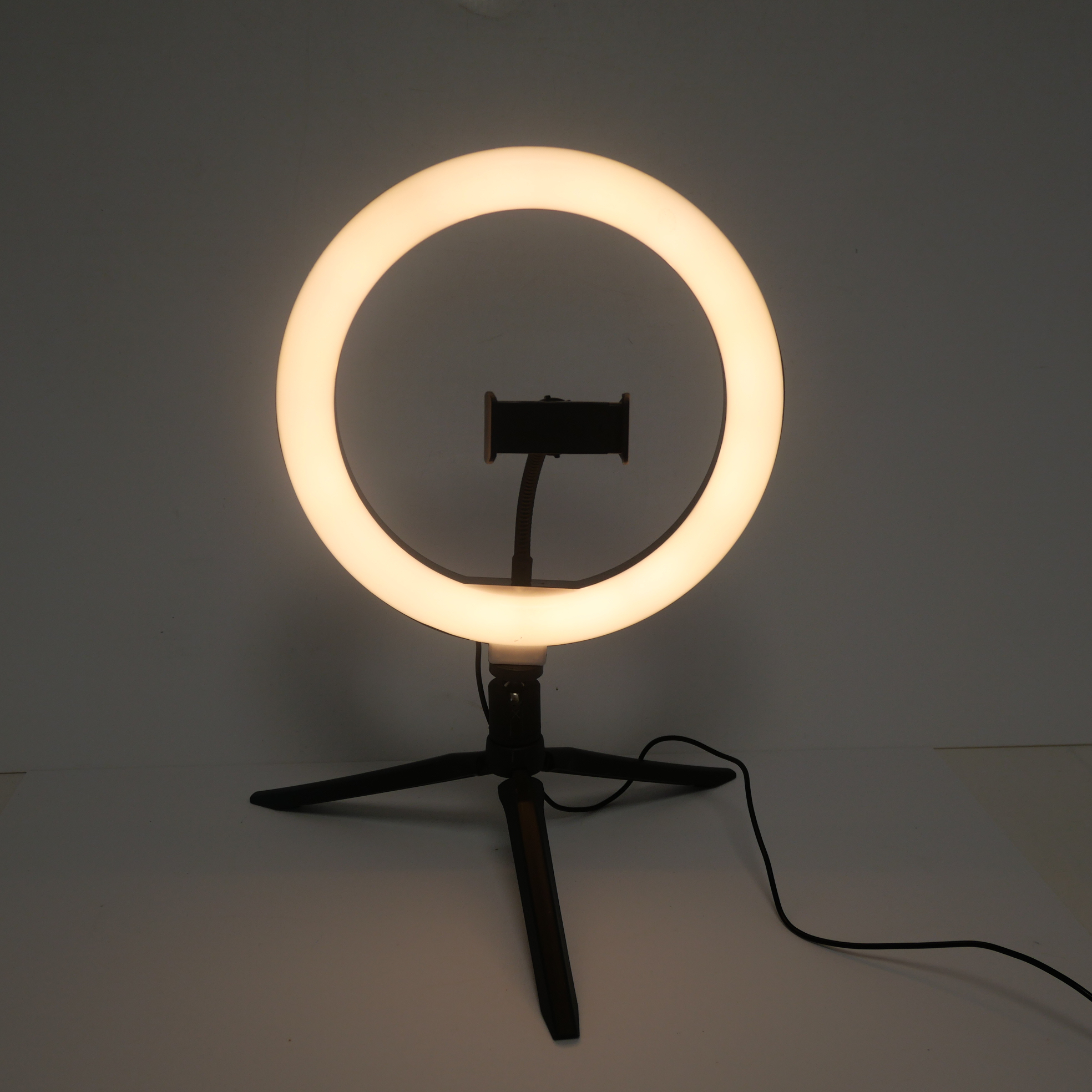 Voir photo 3 de Led Selfie sur table Ring Light avec Trépied Noir Led Selfie sur table Ring Light avec Trépied Noir Bon état reconditionné photo 3