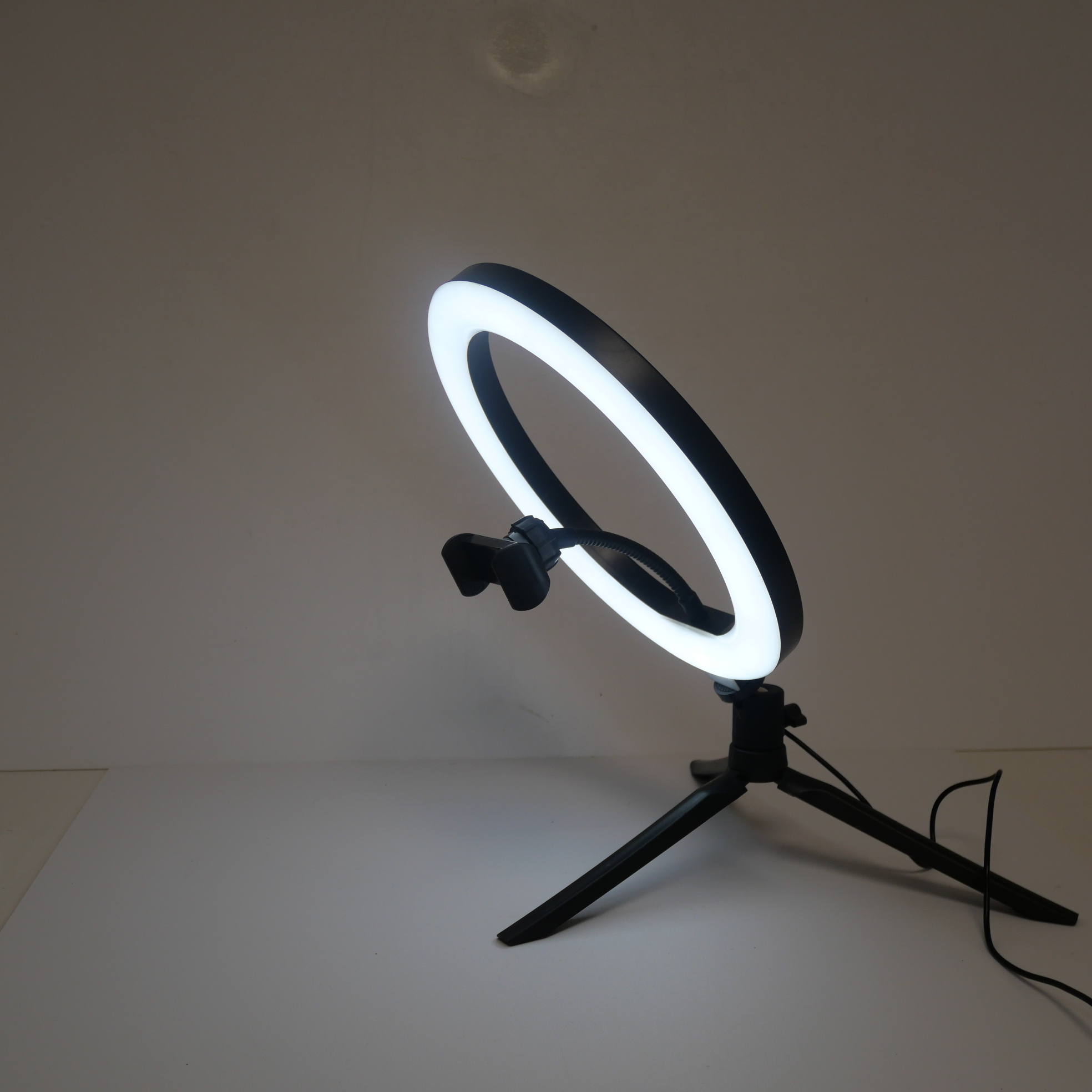Voir photo 4 de Led Selfie sur table Ring Light avec Trépied Noir Led Selfie sur table Ring Light avec Trépied Noir Bon état reconditionné photo 4