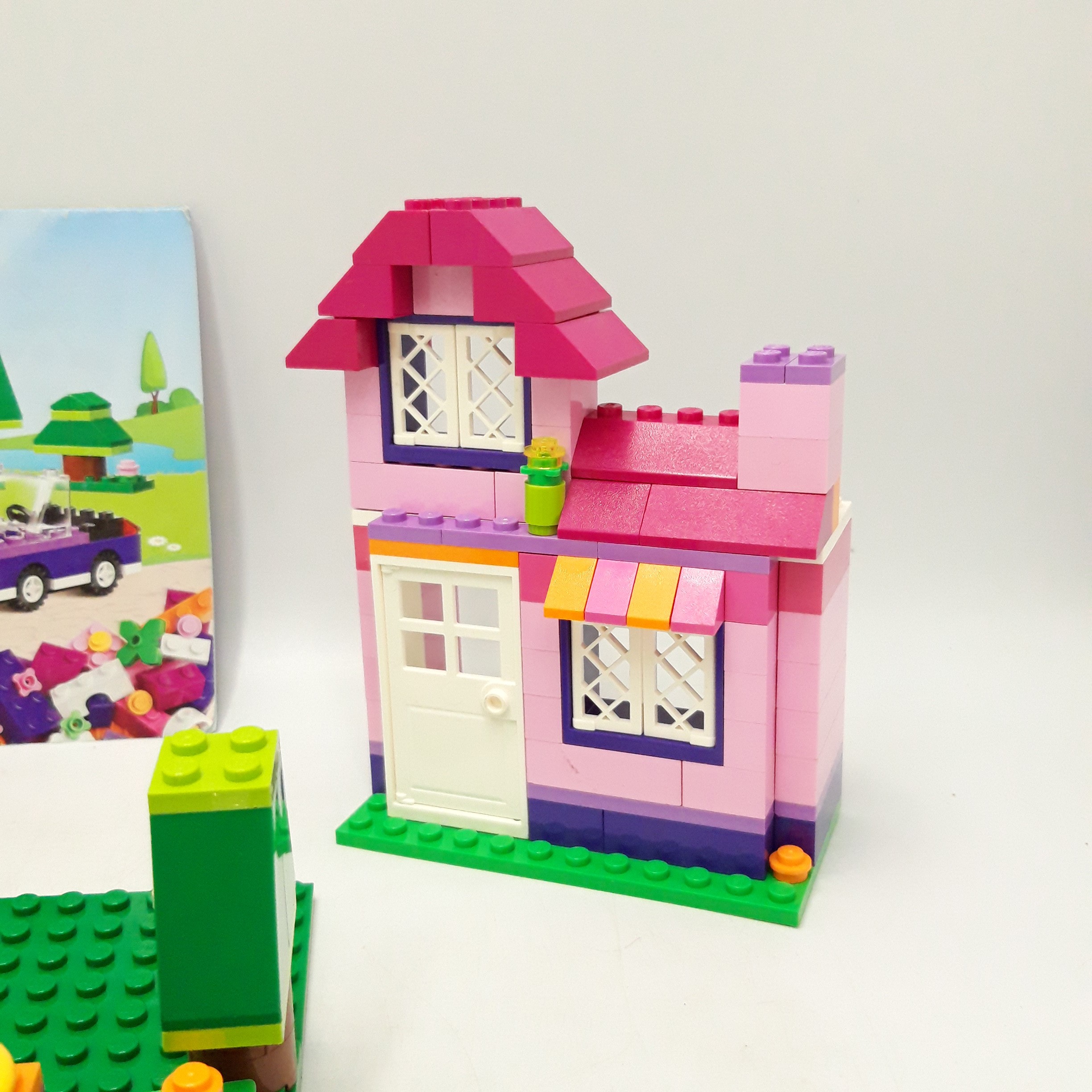 Voir photo 2 de Lego Friends référence 4625 'Boite de briques rose' Lego Friends référence 4625 'Boite de briques rose' Bon état reconditionné photo 2