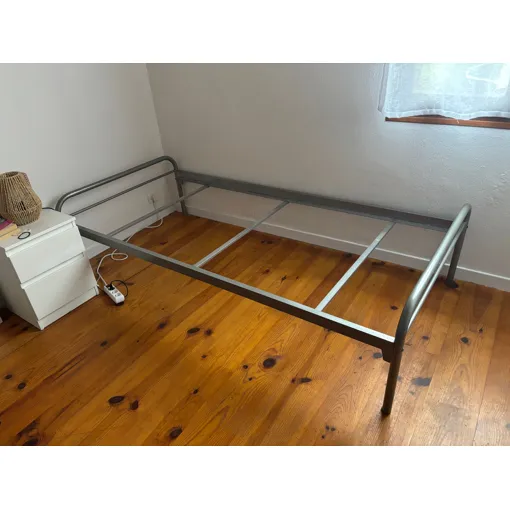 Lit 1 place 90 x 190 Cadre acier Bon état reconditionné disponible sur Rakuten