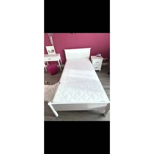 Lit avec sa coiffeuse et table de chevet Bon état - 230,00 € Lit avec sa coiffeuse et table de chevet Bon état reconditionné disponible sur Rakuten