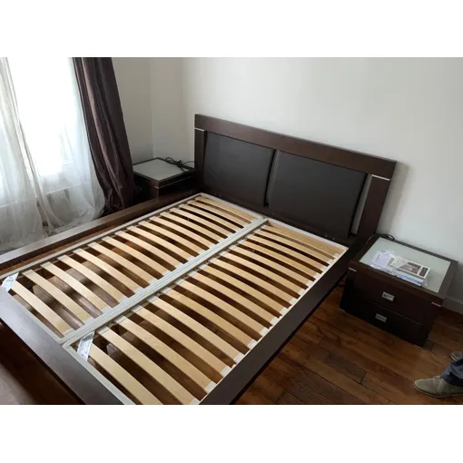 Lit double 160x200 avec 2 tables de chevet, très bon état. Bon état reconditionné disponible sur Rakuten