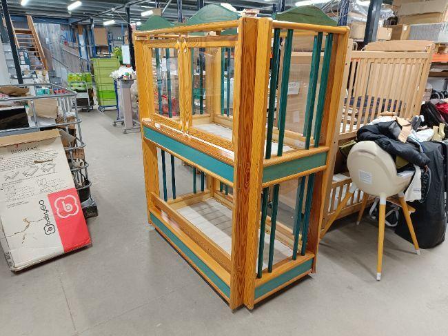 Lit double en bois 120 x 60 vert Très bon état - 228,23 € Lit double en bois 120 x 60 vert Très bon état reconditionné disponible sur Label Emmaüs