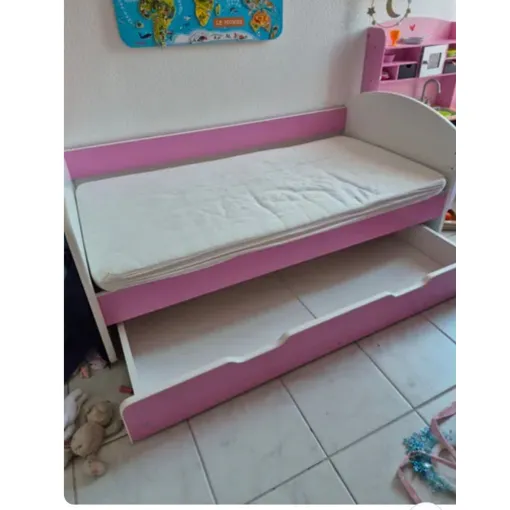 Lit enfant 140×70 cm , rose + 2 matelats Bon état reconditionné disponible sur Rakuten