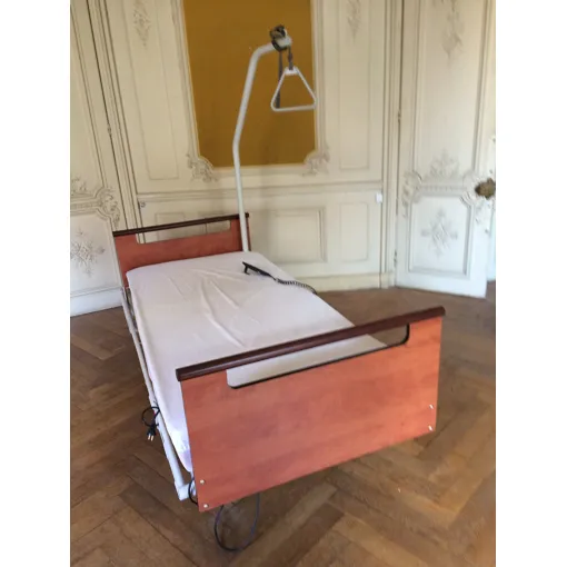 Lit médicalisé de qualité avec potence et matelas. Parfait état. Bon état reconditionné disponible sur Rakuten