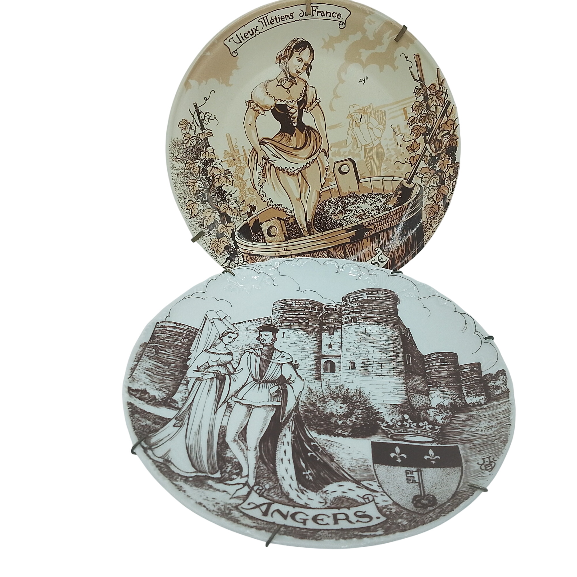 Acheter Lot - 2 assiette décorative en porcelaine État correct - 10,00 € Lot - 2 assiette décorative en porcelaine État correct reconditionné disponible sur Label Emmaüs