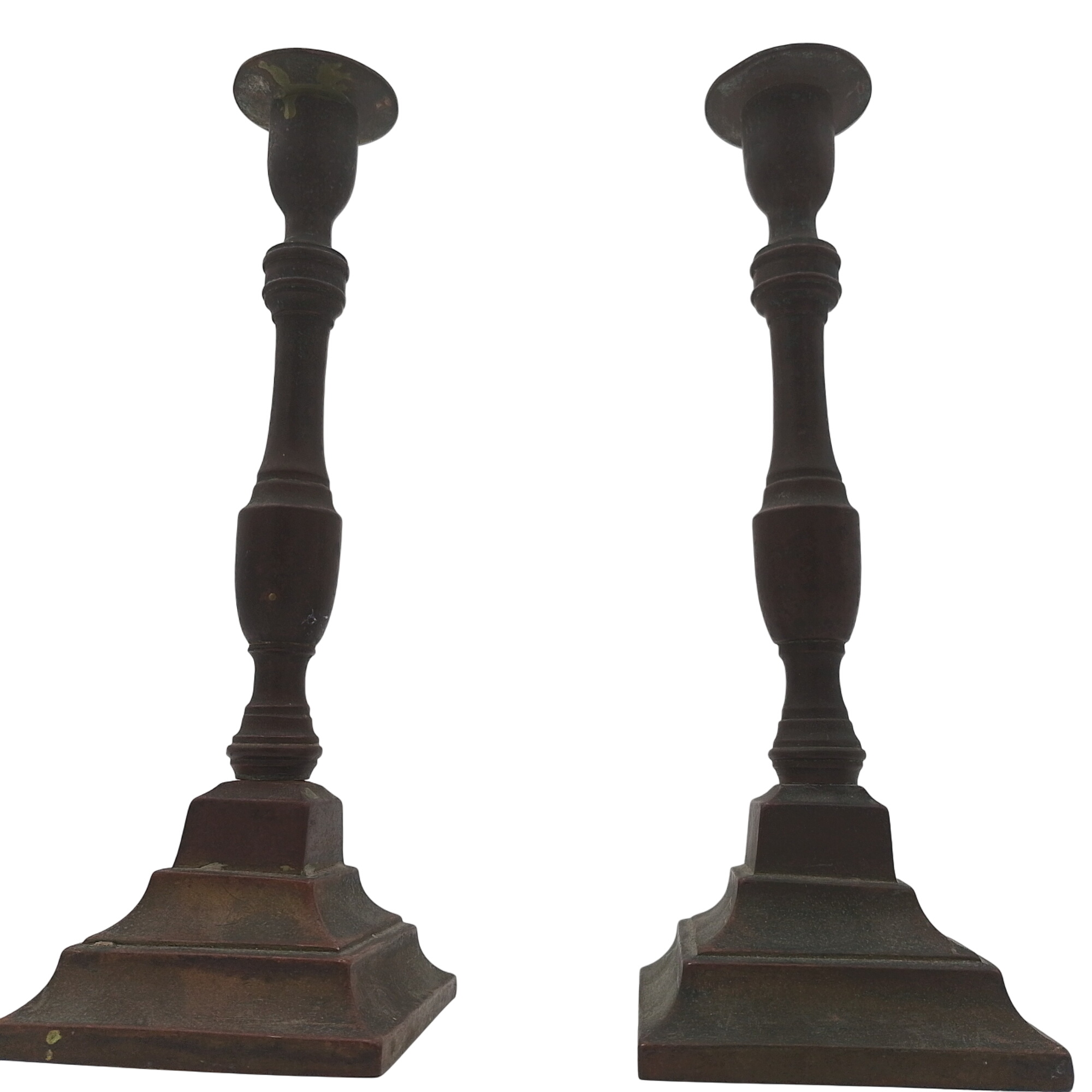 Lot - 2 bougeoir en bronze État correct - 20,00 € Lot - 2 bougeoir en bronze État correct reconditionné disponible sur Label Emmaüs
