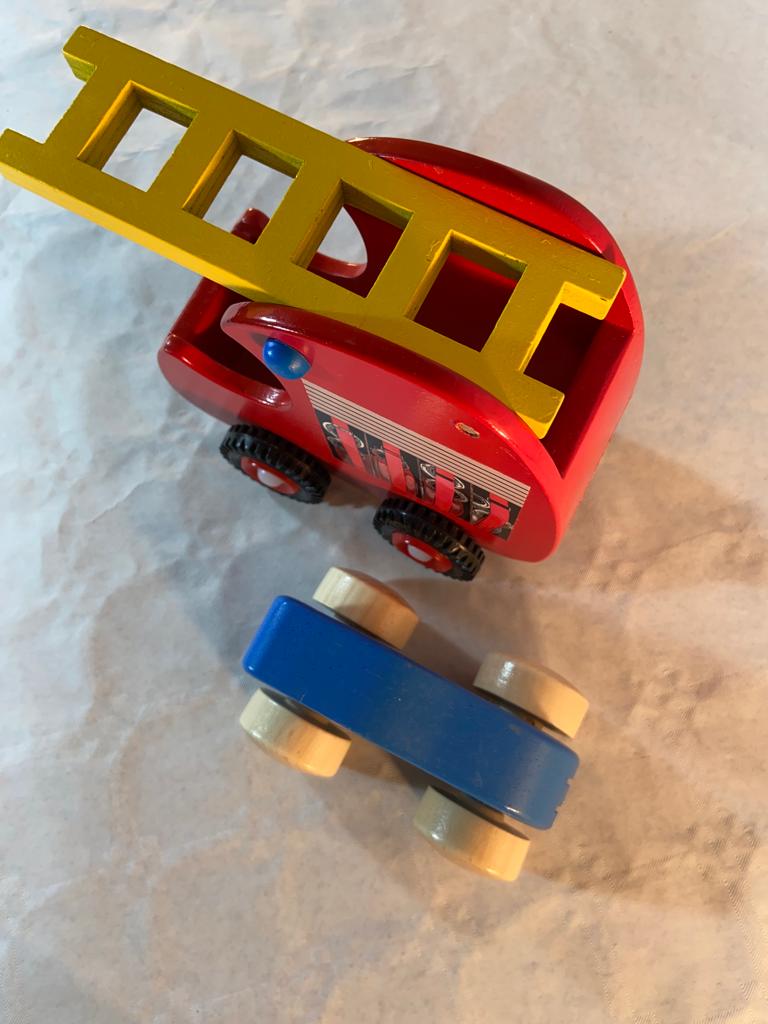 Voir photo 2 de Lot 2 jouets en bois - Camion et voiture Lot 2 jouets en bois - Camion et voiture Très bon état reconditionné photo 2