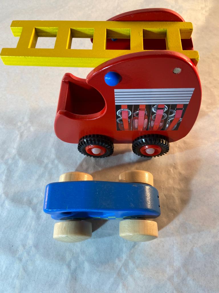 Voir photo 3 de Lot 2 jouets en bois - Camion et voiture Lot 2 jouets en bois - Camion et voiture Très bon état reconditionné photo 3
