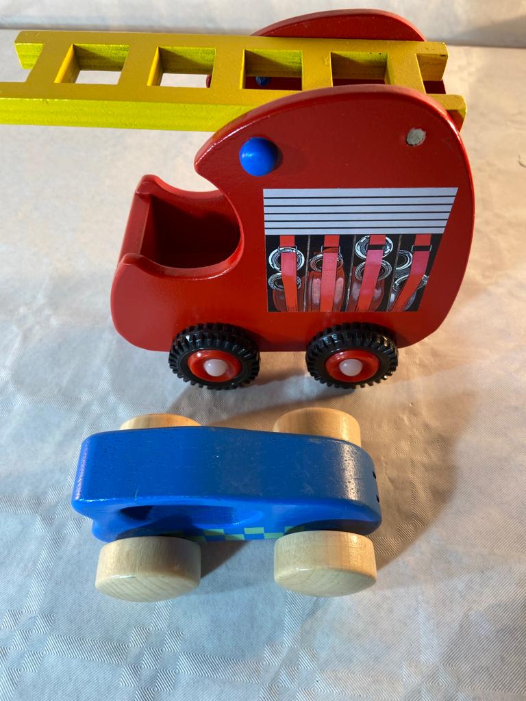 Acheter Lot 2 jouets en bois - Camion et voiture Très bon état - 12,00 € Lot 2 jouets en bois - Camion et voiture Très bon état reconditionné disponible sur Label Emmaüs