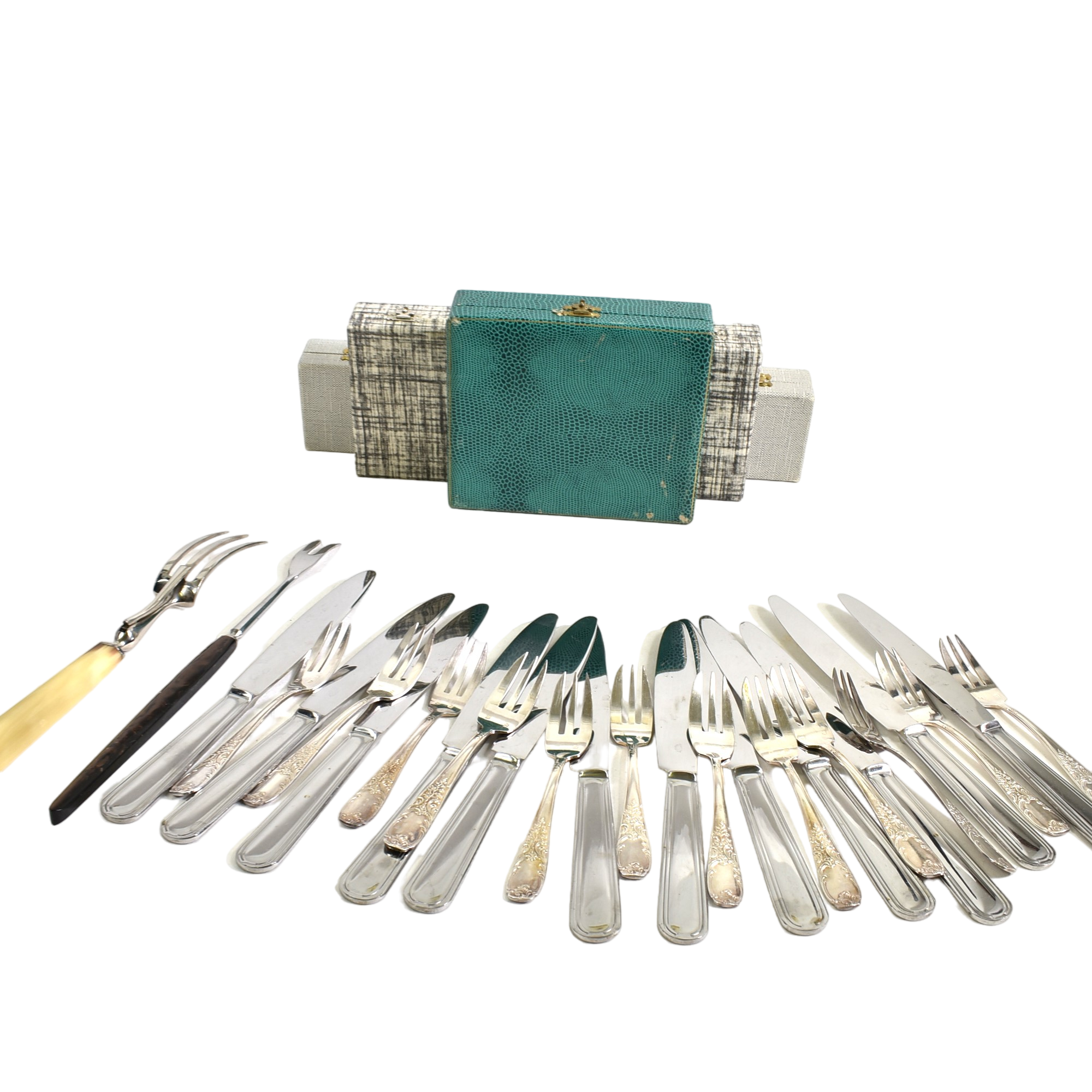 Lot 26 couverts en métal argenté (12 fourchettes à dessert) et inox (1 grand fourchette à roti, 1 grande fourcette à fondue et 12 couteaux)) Bon état - 70,00 € Lot 26 couverts en métal argenté (12 fourchettes à dessert) et inox (1 grand fourchette à roti, 1 grande fourcette à fondue et 12 couteaux)) Bon état reconditionné disponible sur Label Emmaüs