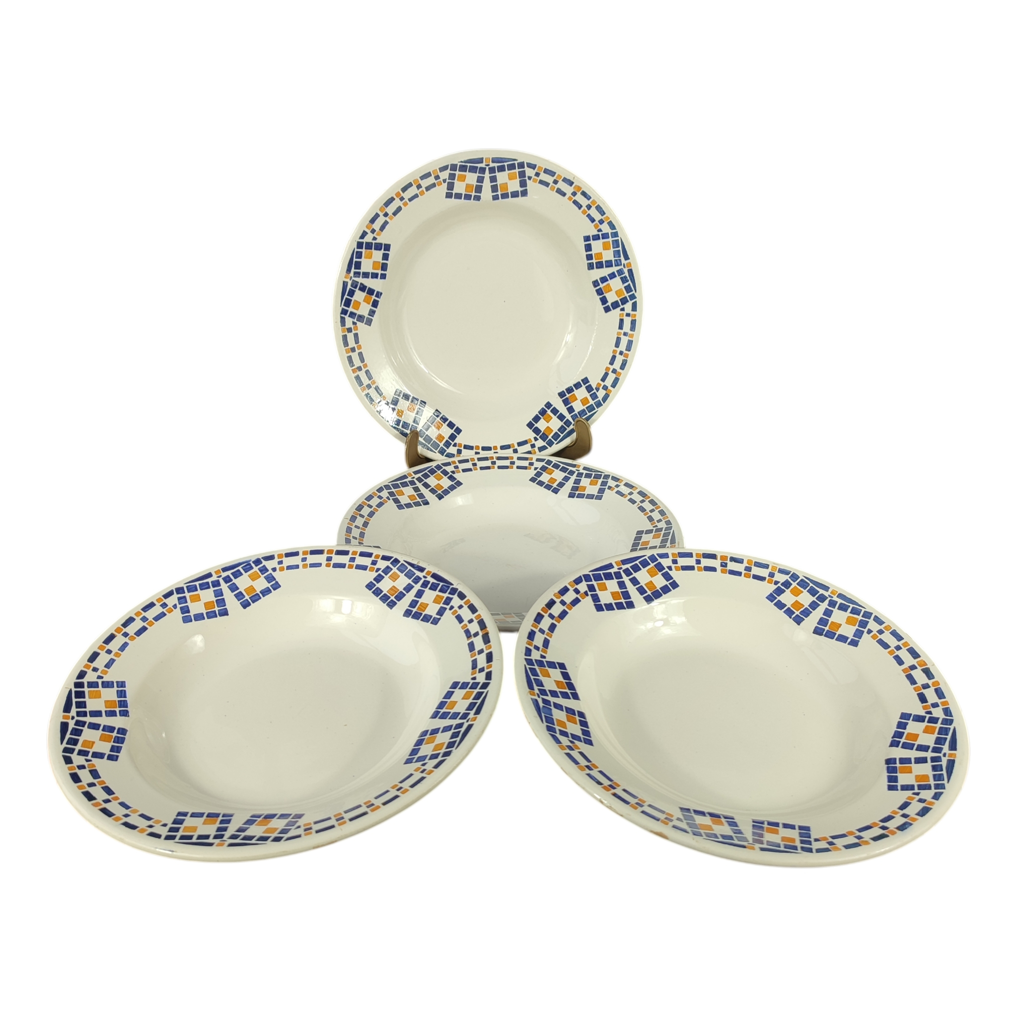 Lot 4 assiettes vintage "Faïencerie Nouvelle Givors France" - Modèle Pierrette État correct - 24,00 € Lot 4 assiettes vintage "Faïencerie Nouvelle Givors France" - Modèle Pierrette État correct reconditionné disponible sur Label Emmaüs