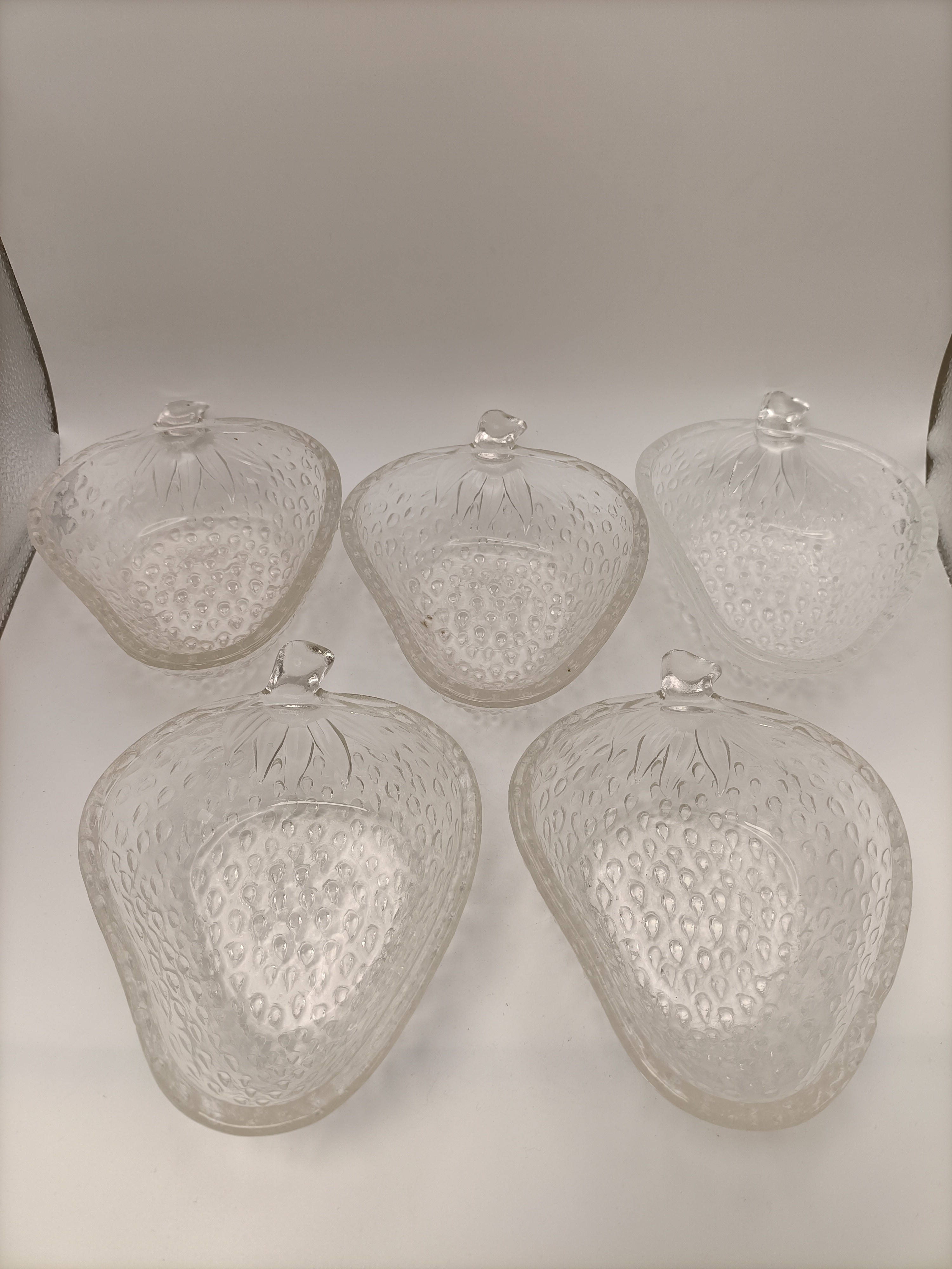 Voir photo 2 de Lot 5 coupelles fraise verre texturé transparent vintage dessert apéritif déco Lot 5 coupelles fraise verre texturé transparent vintage dessert apéritif déco Très bon état reconditionné photo 2