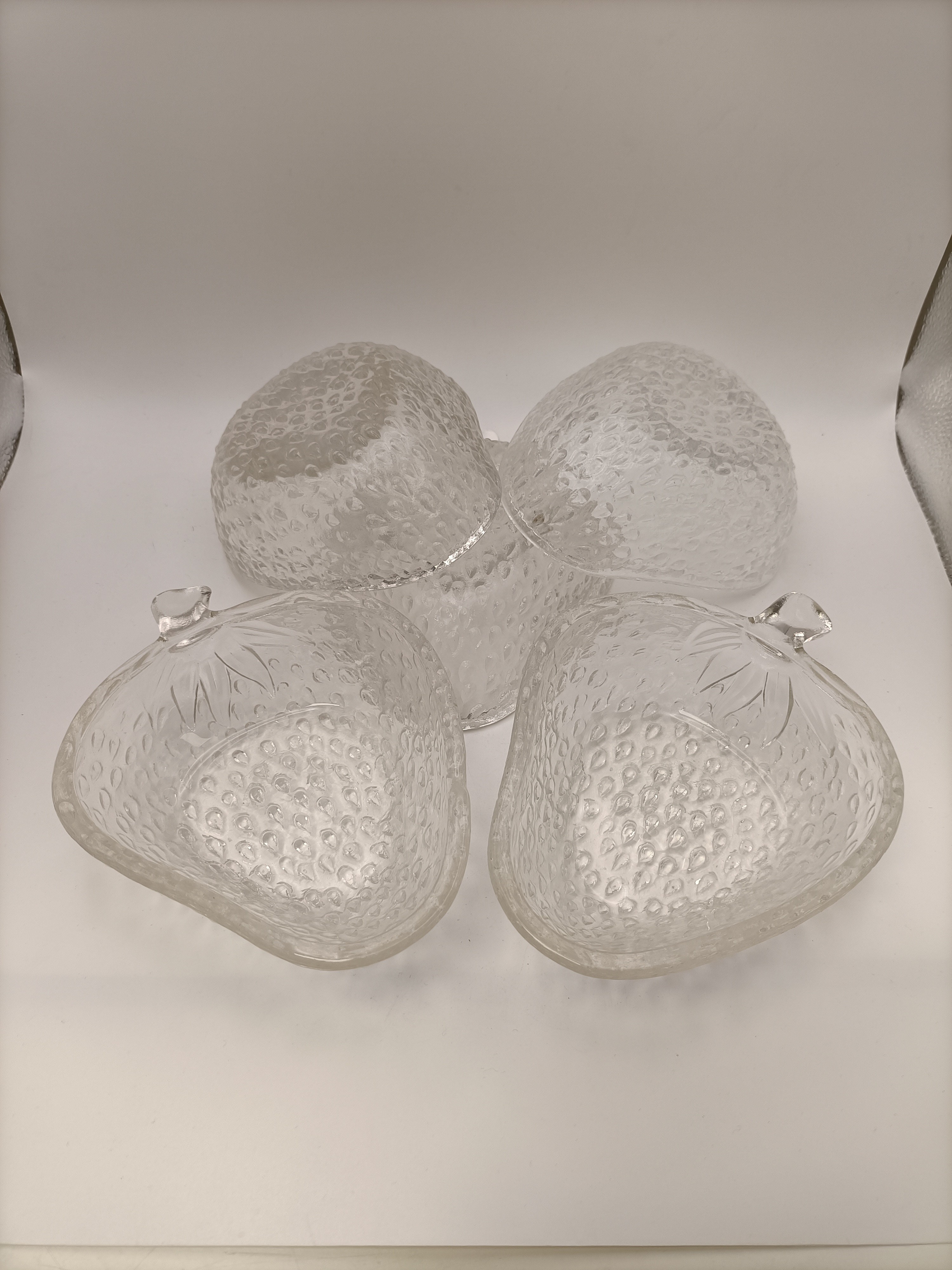 Voir photo 3 de Lot 5 coupelles fraise verre texturé transparent vintage dessert apéritif déco Lot 5 coupelles fraise verre texturé transparent vintage dessert apéritif déco Très bon état reconditionné photo 3