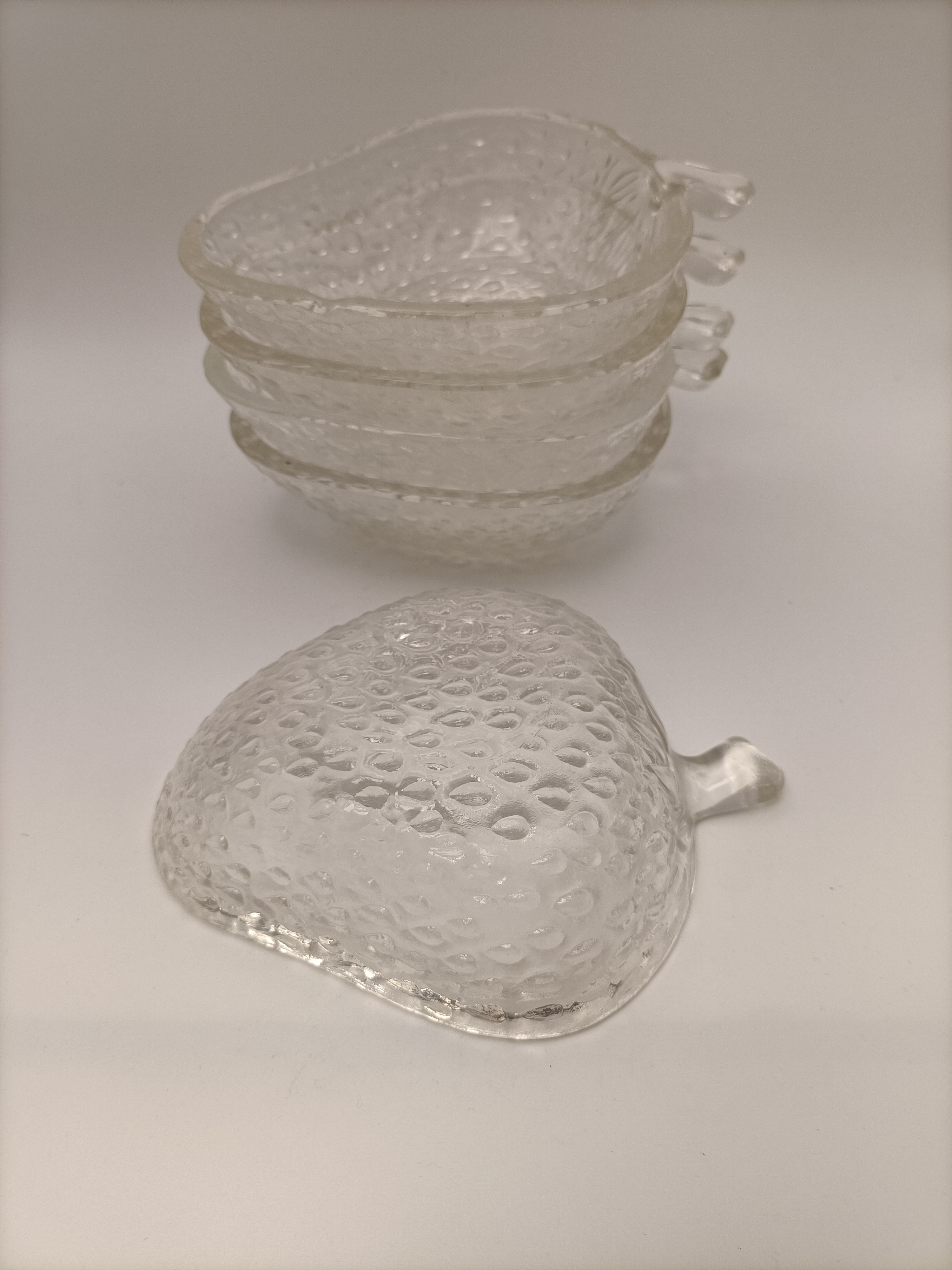 Voir photo 4 de Lot 5 coupelles fraise verre texturé transparent vintage dessert apéritif déco Lot 5 coupelles fraise verre texturé transparent vintage dessert apéritif déco Très bon état reconditionné photo 4