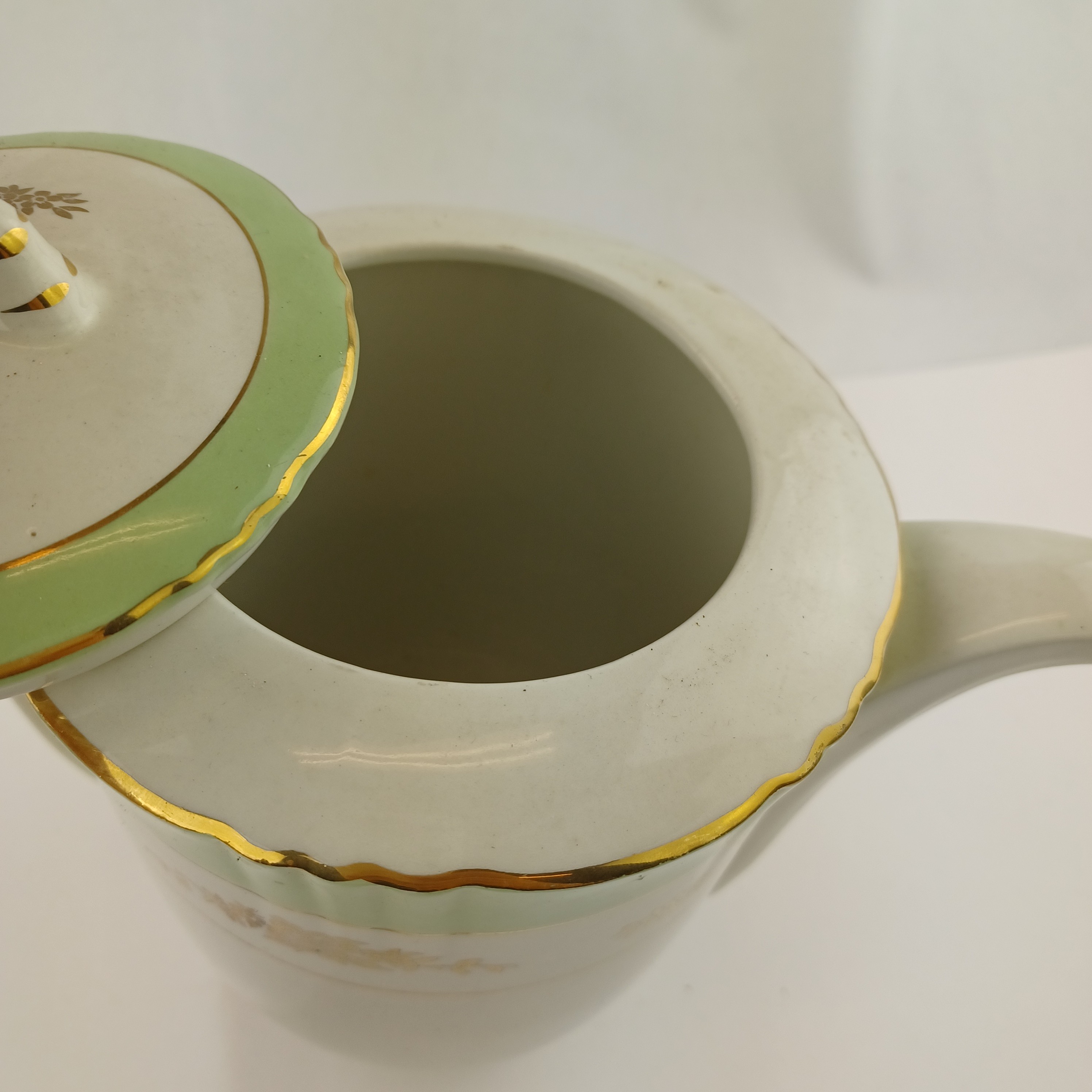 Voir photo 11 de Lot cafetière, sucrier et pot à lait en Porcelaine dorée et vert clair – Eros Faïencerie d’Orchies Lot cafetière, sucrier et pot à lait en Porcelaine dorée et vert clair – Eros Faïencerie d’Orchies Très bon état reconditionné photo 11