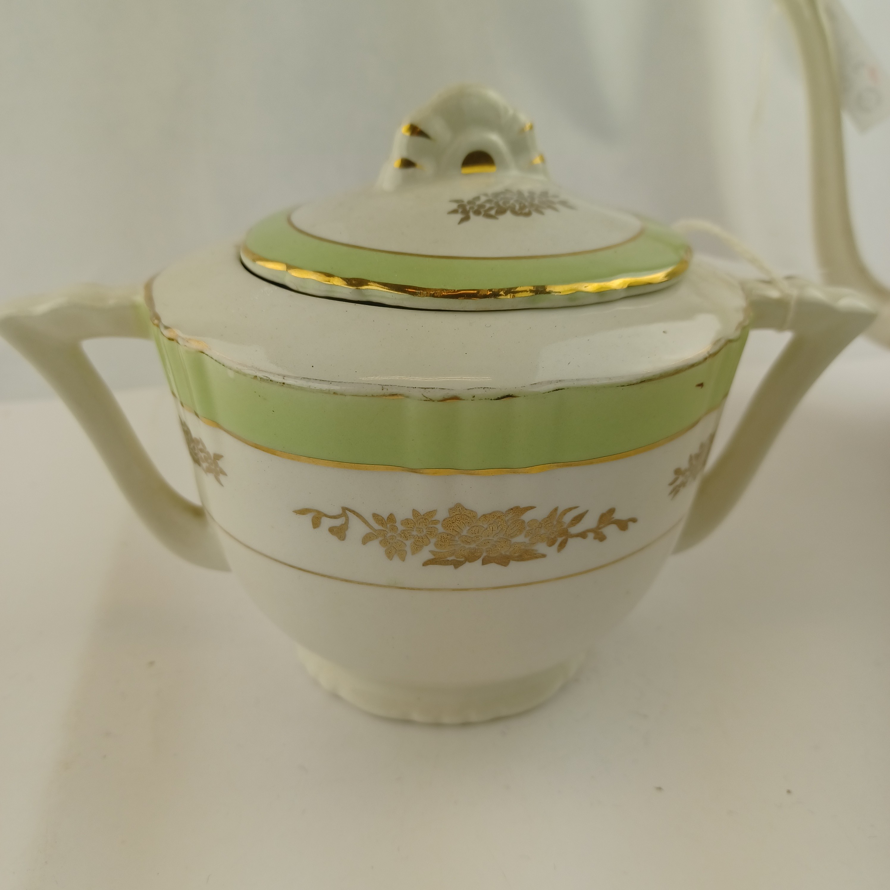 Voir photo 2 de Lot cafetière, sucrier et pot à lait en Porcelaine dorée et vert clair – Eros Faïencerie d’Orchies Lot cafetière, sucrier et pot à lait en Porcelaine dorée et vert clair – Eros Faïencerie d’Orchies Très bon état reconditionné photo 2