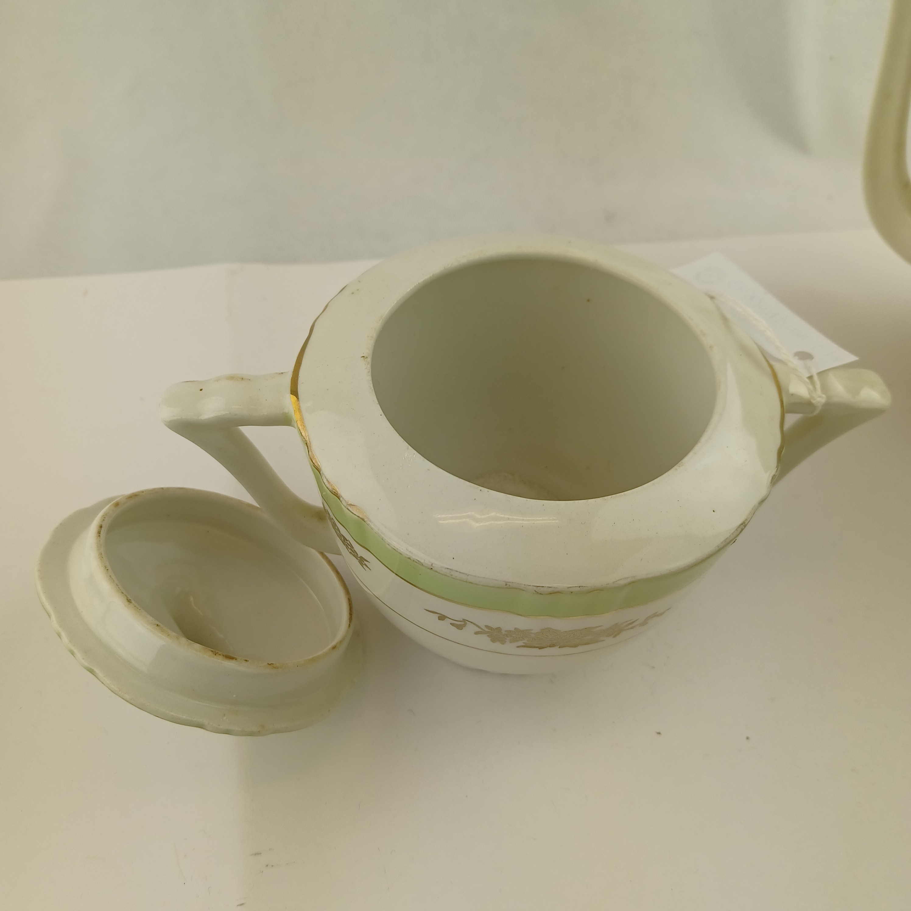 Voir photo 3 de Lot cafetière, sucrier et pot à lait en Porcelaine dorée et vert clair – Eros Faïencerie d’Orchies Lot cafetière, sucrier et pot à lait en Porcelaine dorée et vert clair – Eros Faïencerie d’Orchies Très bon état reconditionné photo 3