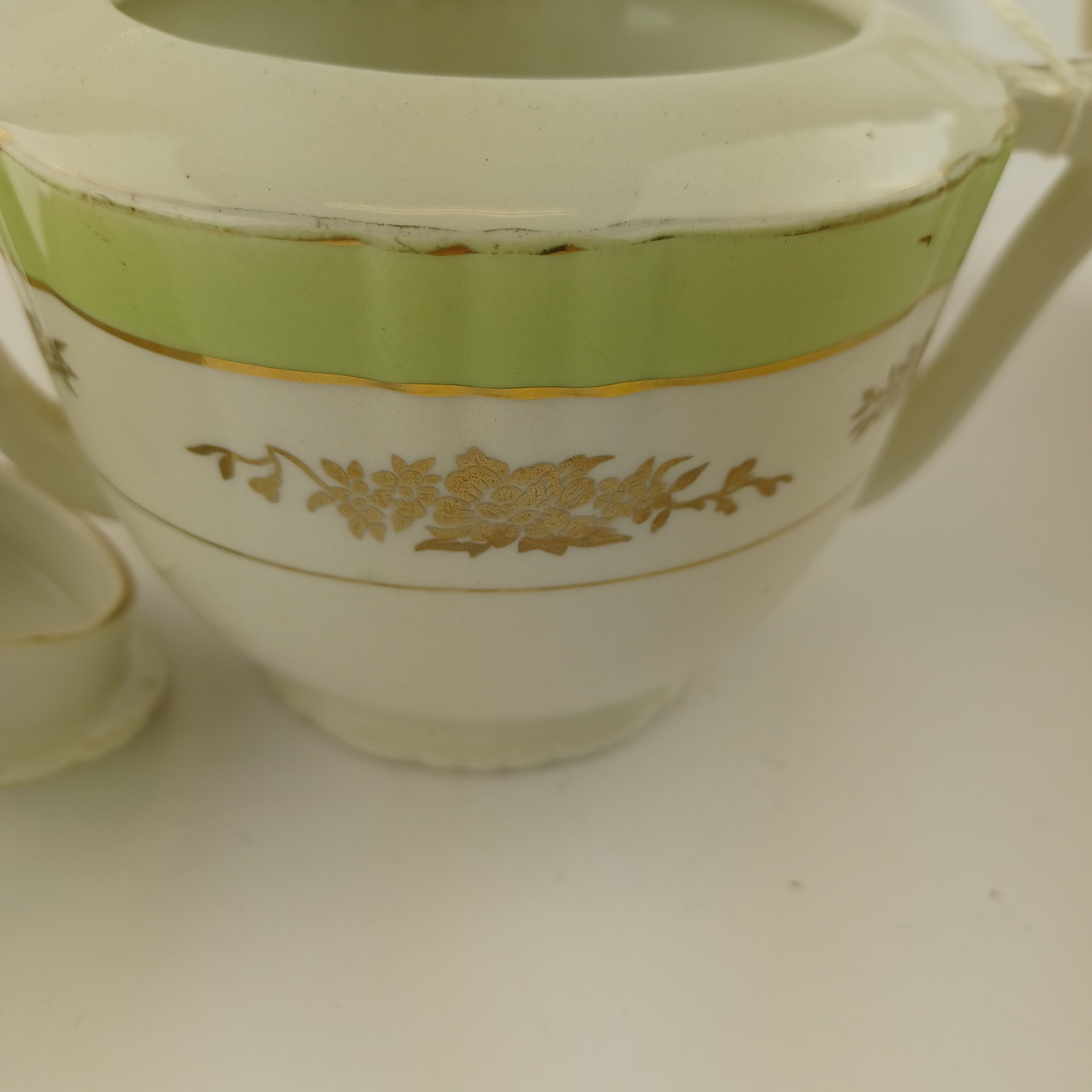 Voir photo 4 de Lot cafetière, sucrier et pot à lait en Porcelaine dorée et vert clair – Eros Faïencerie d’Orchies Lot cafetière, sucrier et pot à lait en Porcelaine dorée et vert clair – Eros Faïencerie d’Orchies Très bon état reconditionné photo 4