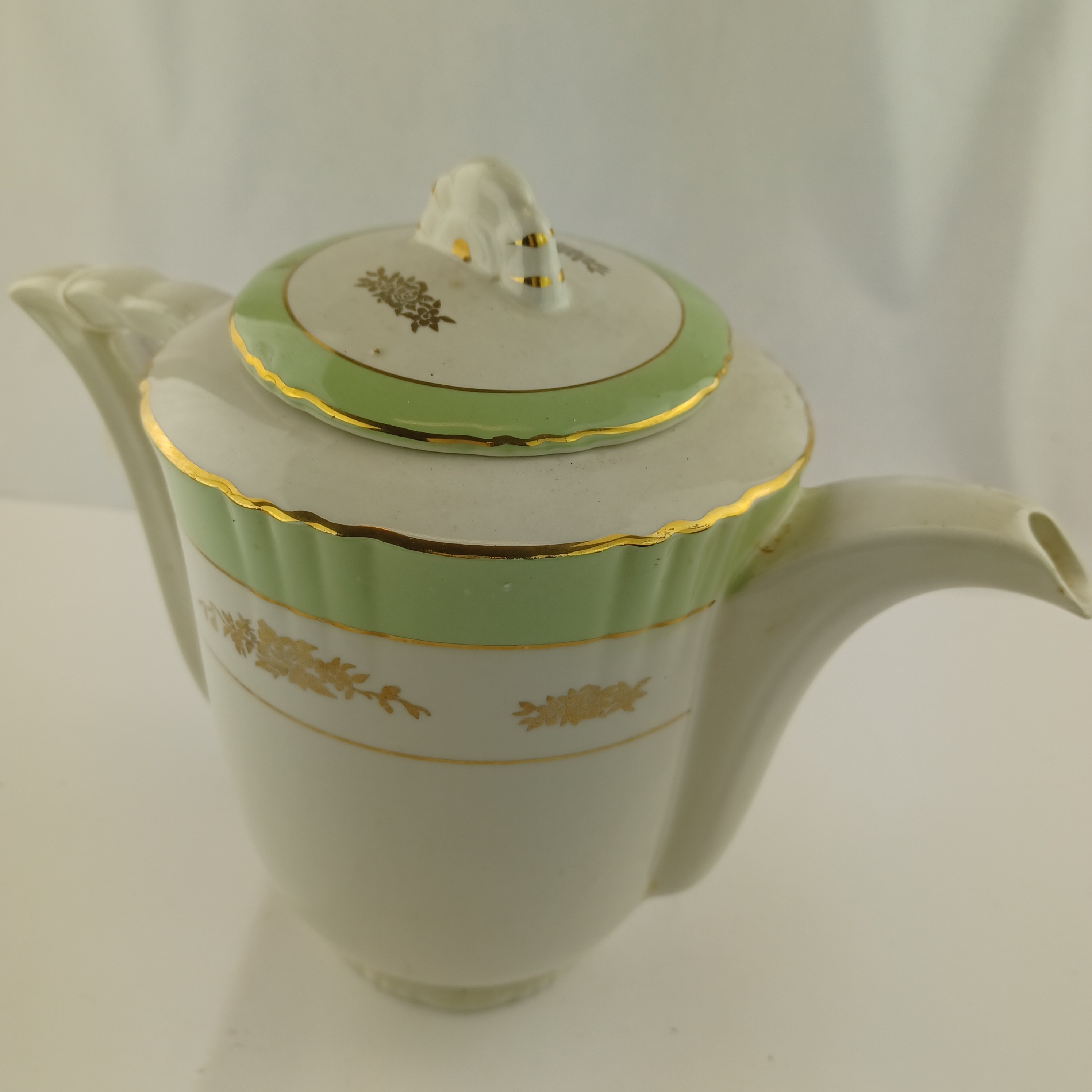 Voir photo 9 de Lot cafetière, sucrier et pot à lait en Porcelaine dorée et vert clair – Eros Faïencerie d’Orchies Lot cafetière, sucrier et pot à lait en Porcelaine dorée et vert clair – Eros Faïencerie d’Orchies Très bon état reconditionné photo 9