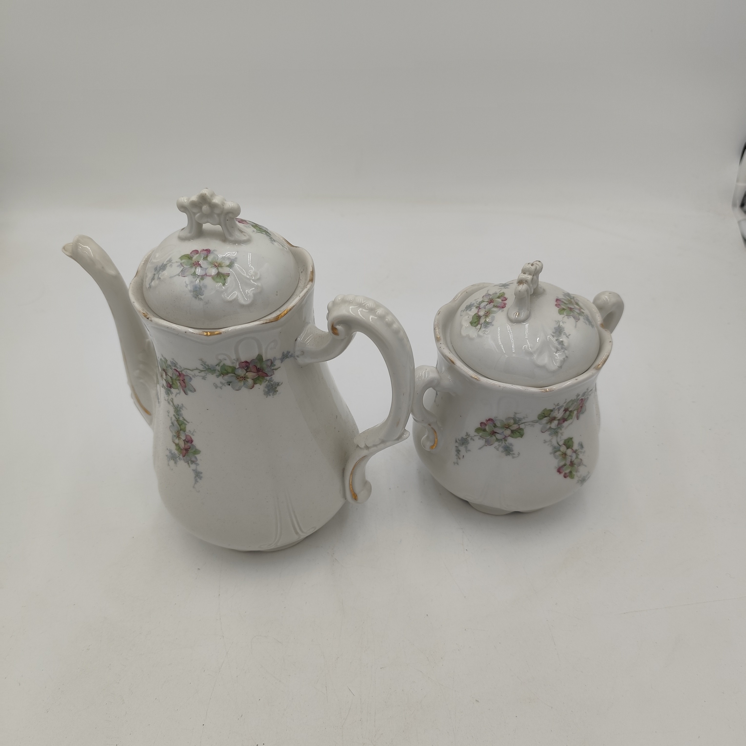 Voir photo 2 de Lot cafetière + sucrier - Porcelaine Lot cafetière + sucrier - Porcelaine État correct reconditionné photo 2