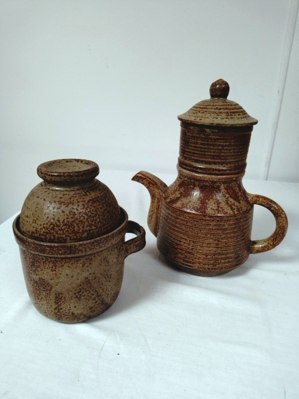 Voir photo 2 de Lot cafetière / théière signé "Keraluc" en grés vernissé, fait main et mug à soupe(avec anse)+bol Lot cafetière / théière signé "Keraluc" en grés vernissé, fait main et mug à soupe(avec anse)+bol Très bon état reconditionné photo 2