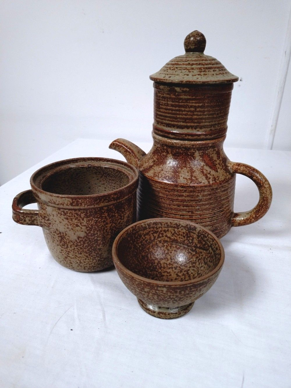 Lot cafetière / théière signé "Keraluc" en grés vernissé, fait main et mug à soupe(avec anse)+bol Très bon état - 30,00 € Lot cafetière / théière signé "Keraluc" en grés vernissé, fait main et mug à soupe(avec anse)+bol Très bon état reconditionné disponible sur Label Emmaüs
