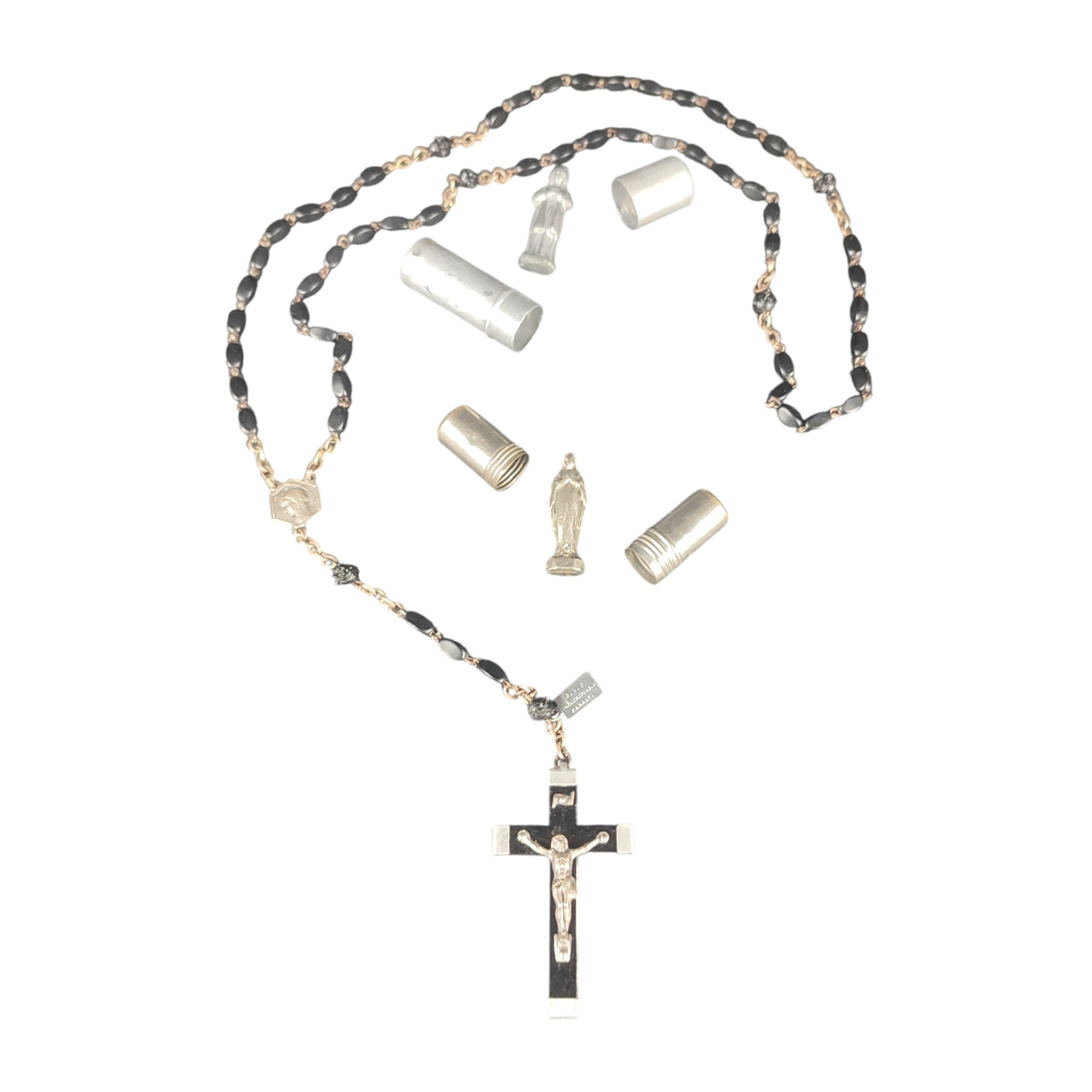 Lot Chapelet de lourdes à croix reliquaire + 2 petites vierges de voyages (appelées parfois "vierge de poilus") dans leur étui Bon état - 29,00 € Lot Chapelet de lourdes à croix reliquaire + 2 petites vierges de voyages (appelées parfois "vierge de poilus") dans leur étui Bon état reconditionné disponible sur Label Emmaüs