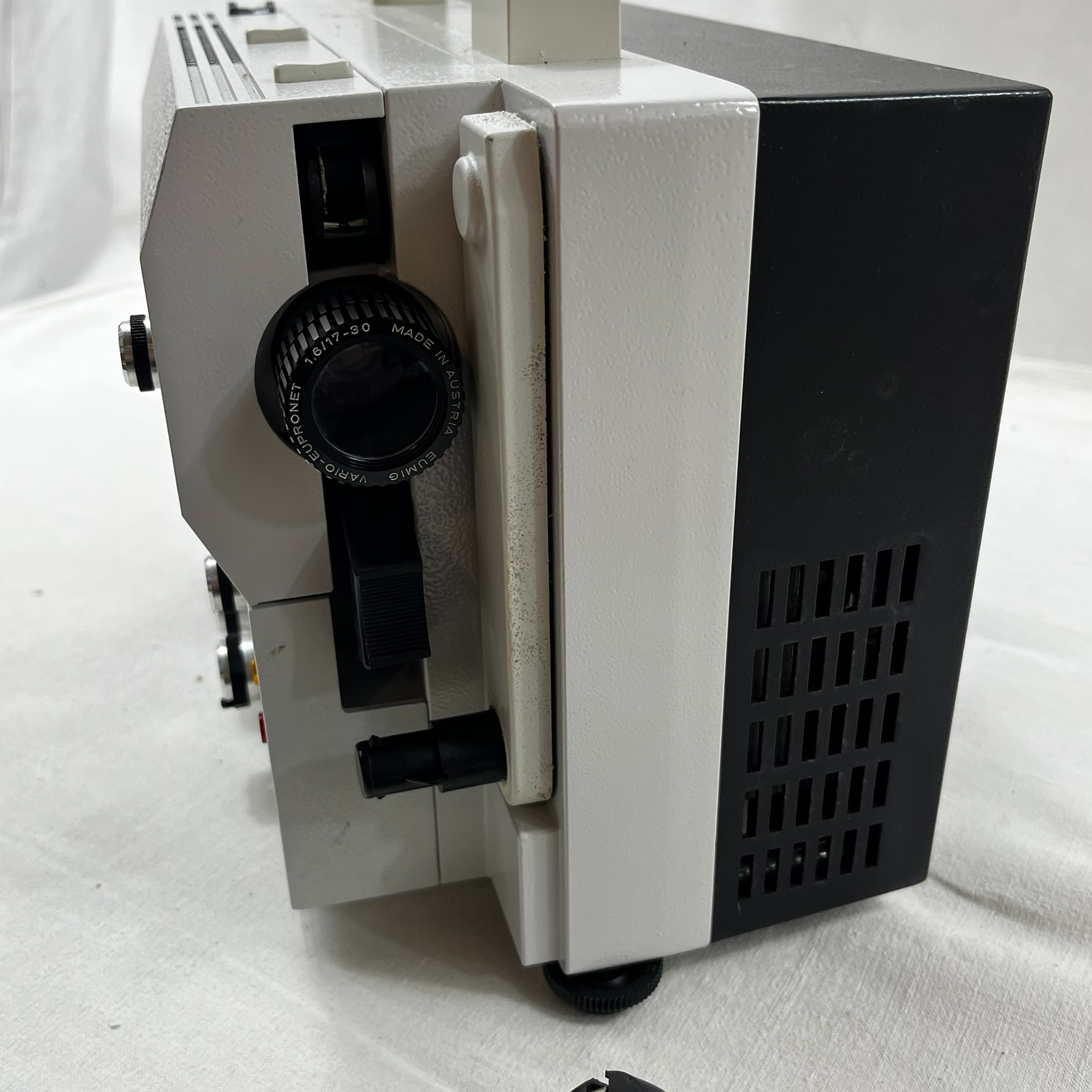 Voir photo 2 de Lot cinéma vintage SUPER 8 .1 projecteur Euming s 807 . 1 caméra Ricoh 410z notices et accessoires ( En état ) Lot cinéma vintage SUPER 8 .1 projecteur Euming s 807 . 1 caméra Ricoh 410z notices et accessoires ( En état ) Bon état reconditionné photo 2