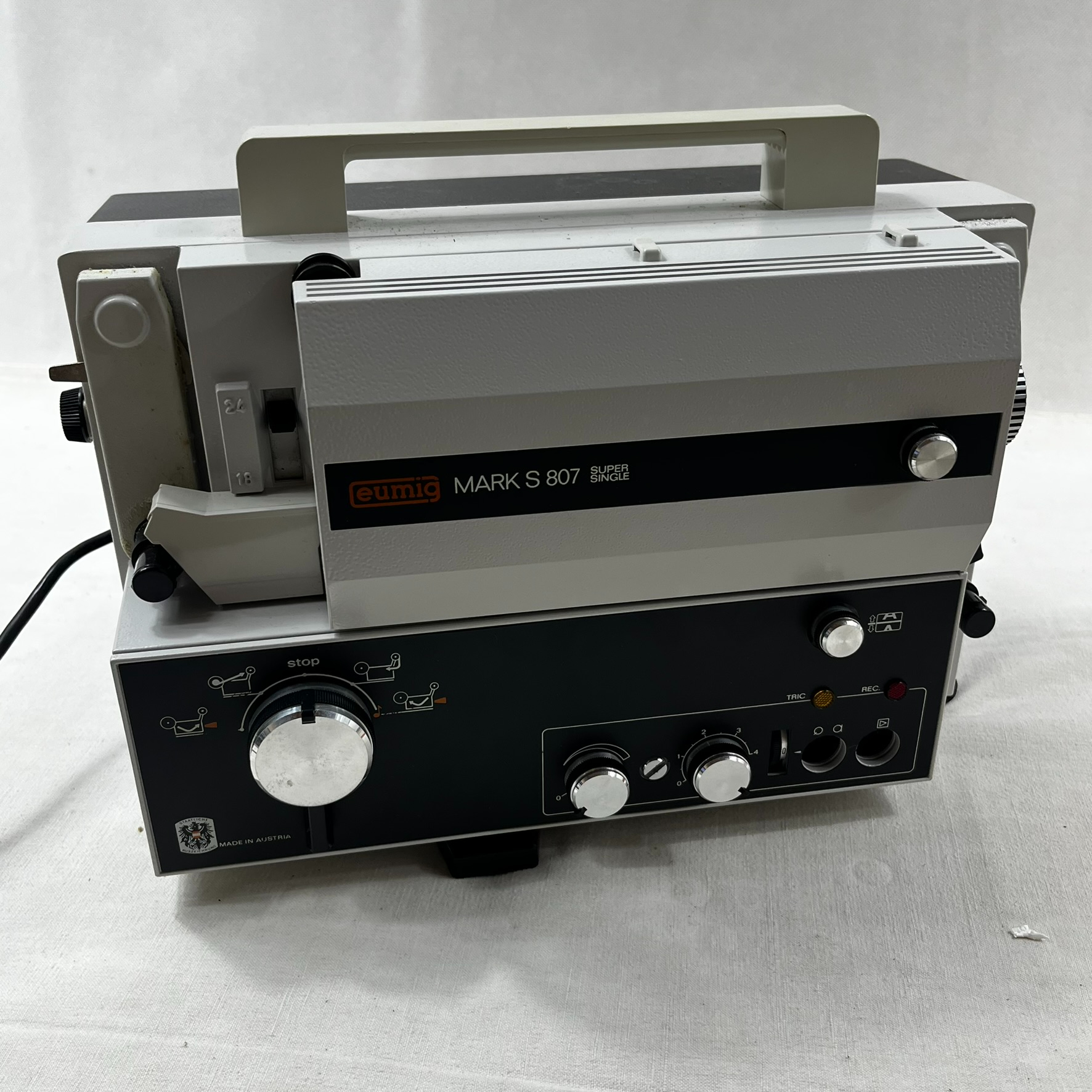 Voir photo 3 de Lot cinéma vintage SUPER 8 .1 projecteur Euming s 807 . 1 caméra Ricoh 410z notices et accessoires ( En état ) Lot cinéma vintage SUPER 8 .1 projecteur Euming s 807 . 1 caméra Ricoh 410z notices et accessoires ( En état ) Bon état reconditionné photo 3