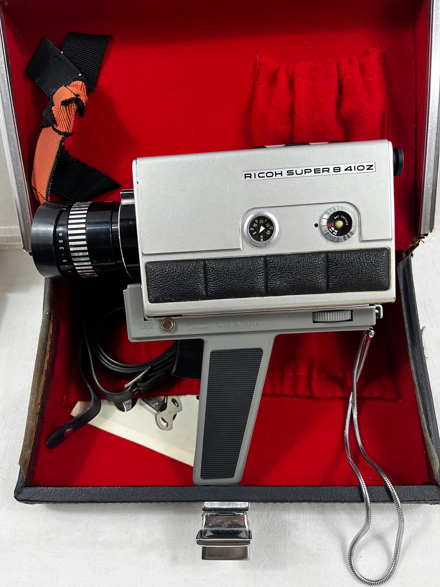 Voir photo 4 de Lot cinéma vintage SUPER 8 .1 projecteur Euming s 807 . 1 caméra Ricoh 410z notices et accessoires ( En état ) Lot cinéma vintage SUPER 8 .1 projecteur Euming s 807 . 1 caméra Ricoh 410z notices et accessoires ( En état ) Bon état reconditionné photo 4