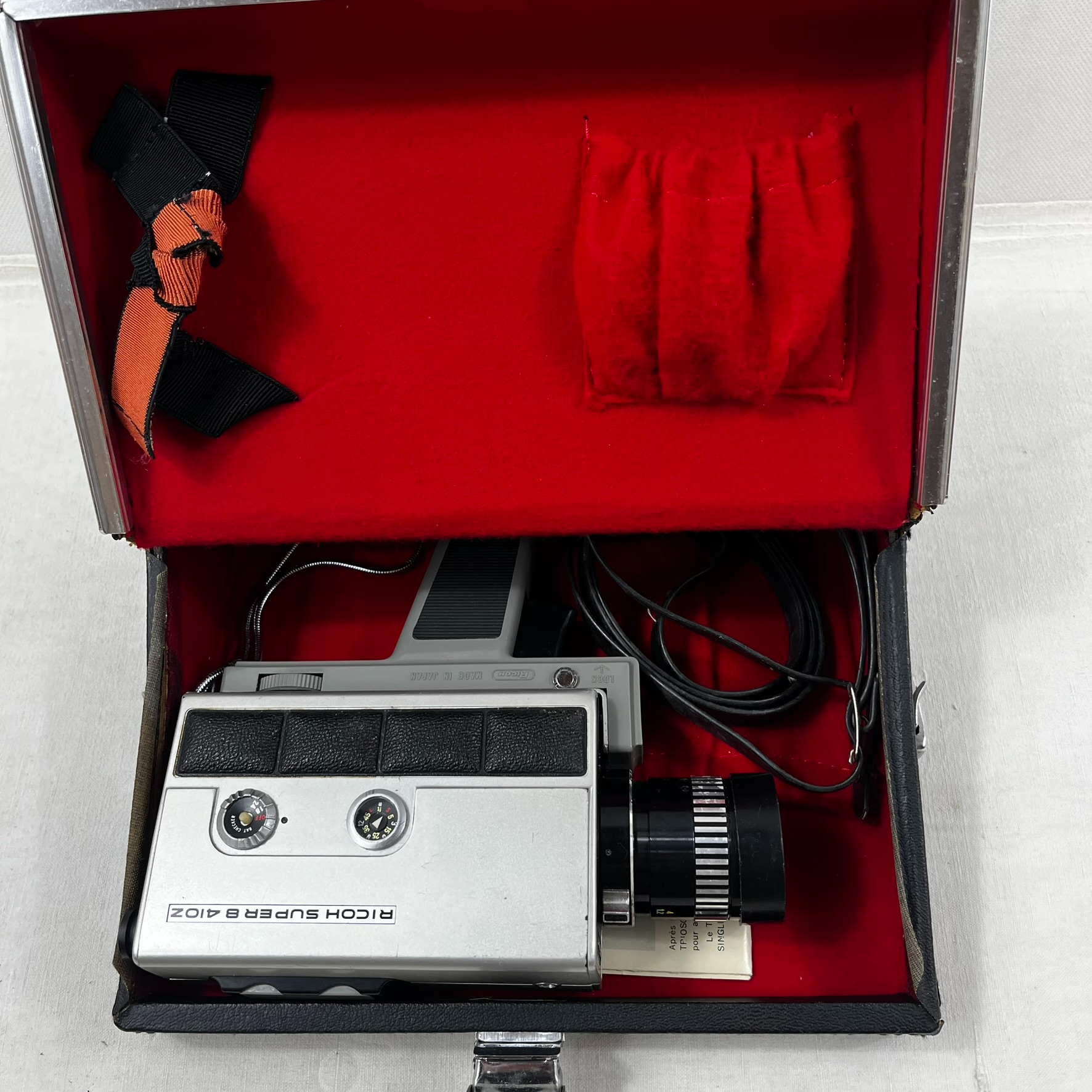 Voir photo 5 de Lot cinéma vintage SUPER 8 .1 projecteur Euming s 807 . 1 caméra Ricoh 410z notices et accessoires ( En état ) Lot cinéma vintage SUPER 8 .1 projecteur Euming s 807 . 1 caméra Ricoh 410z notices et accessoires ( En état ) Bon état reconditionné photo 5