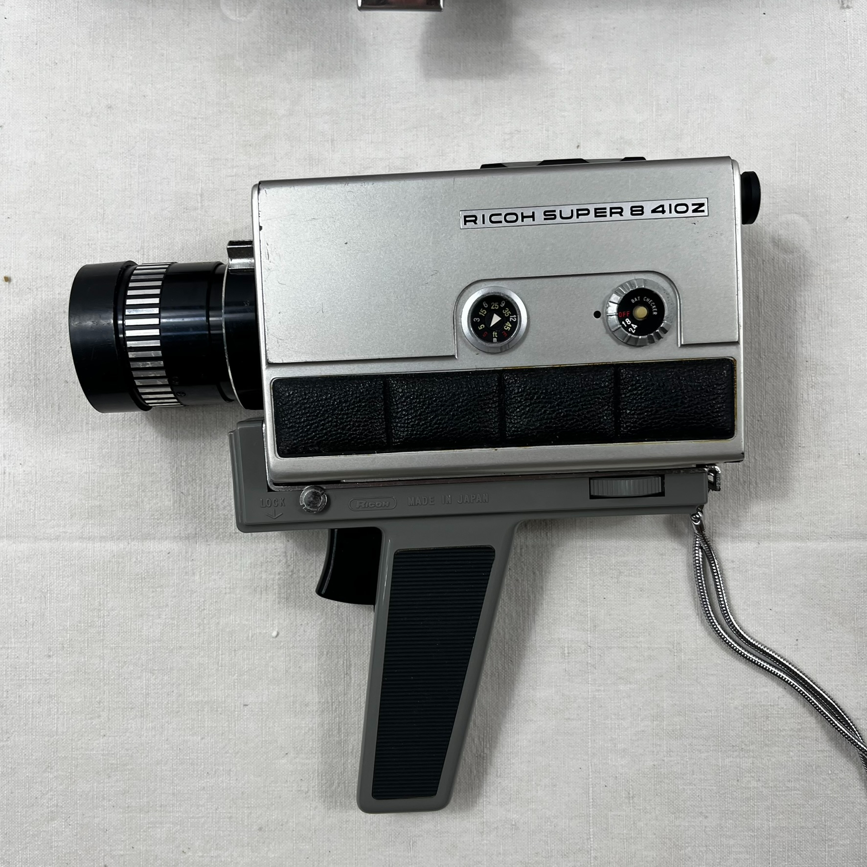 Voir photo 6 de Lot cinéma vintage SUPER 8 .1 projecteur Euming s 807 . 1 caméra Ricoh 410z notices et accessoires ( En état ) Lot cinéma vintage SUPER 8 .1 projecteur Euming s 807 . 1 caméra Ricoh 410z notices et accessoires ( En état ) Bon état reconditionné photo 6