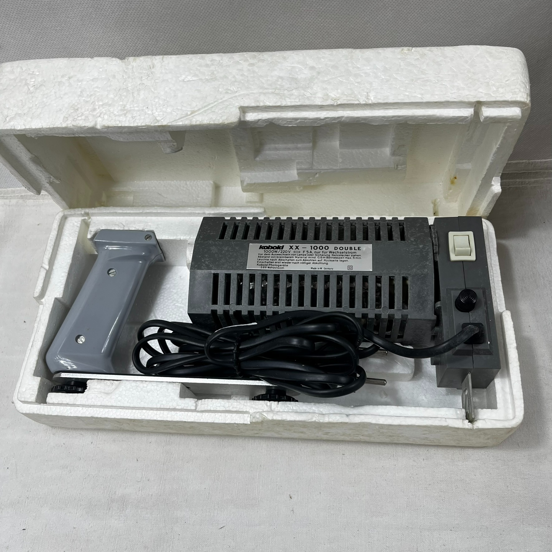 Voir photo 7 de Lot cinéma vintage SUPER 8 .1 projecteur Euming s 807 . 1 caméra Ricoh 410z notices et accessoires ( En état ) Lot cinéma vintage SUPER 8 .1 projecteur Euming s 807 . 1 caméra Ricoh 410z notices et accessoires ( En état ) Bon état reconditionné photo 7