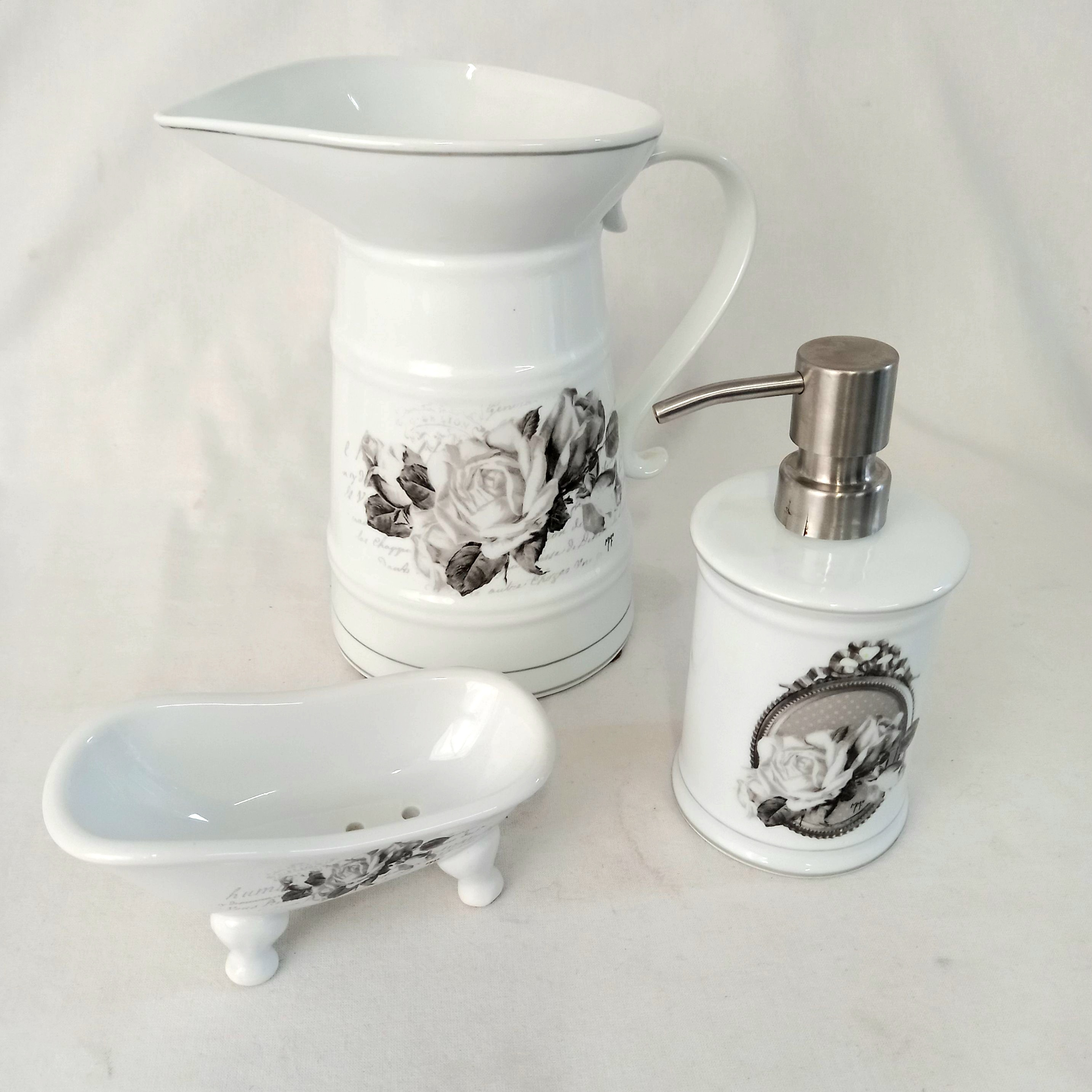 Lot comprenant un pichet, un verseur de savon et un porte savon de marque Mathilde M Bon état - 31,20 € Lot comprenant un pichet, un verseur de savon et un porte savon de marque Mathilde M Bon état reconditionné disponible sur Label Emmaüs