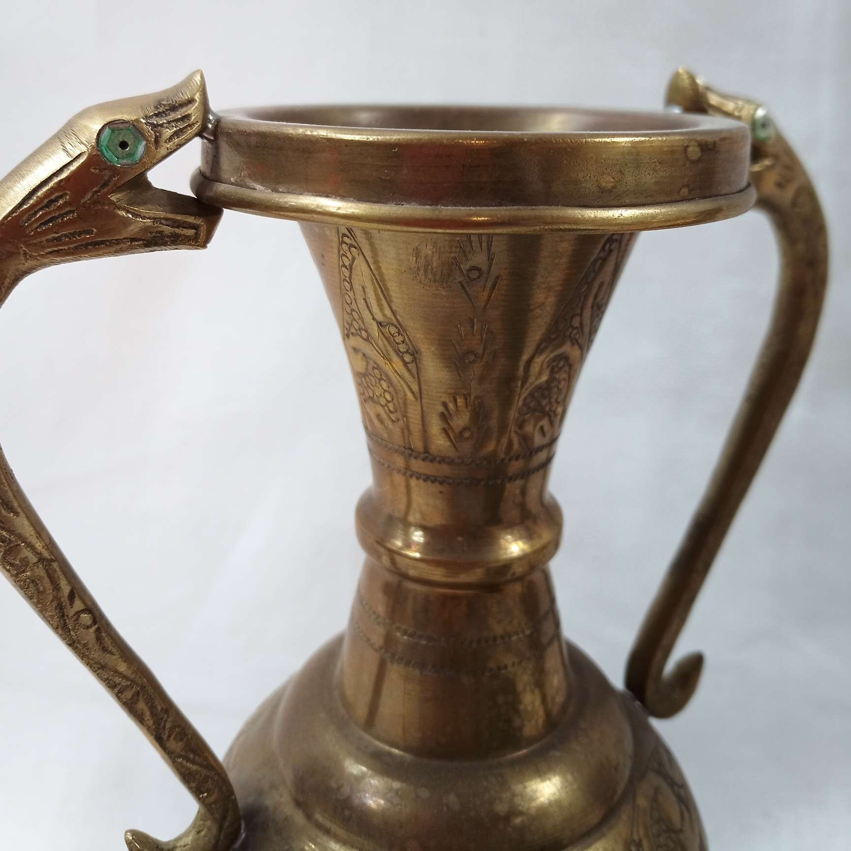 Voir photo 3 de Lot comprenant une cafetière antique deux vases en laiton Lot comprenant une cafetière antique deux vases en laiton Bon état reconditionné photo 3