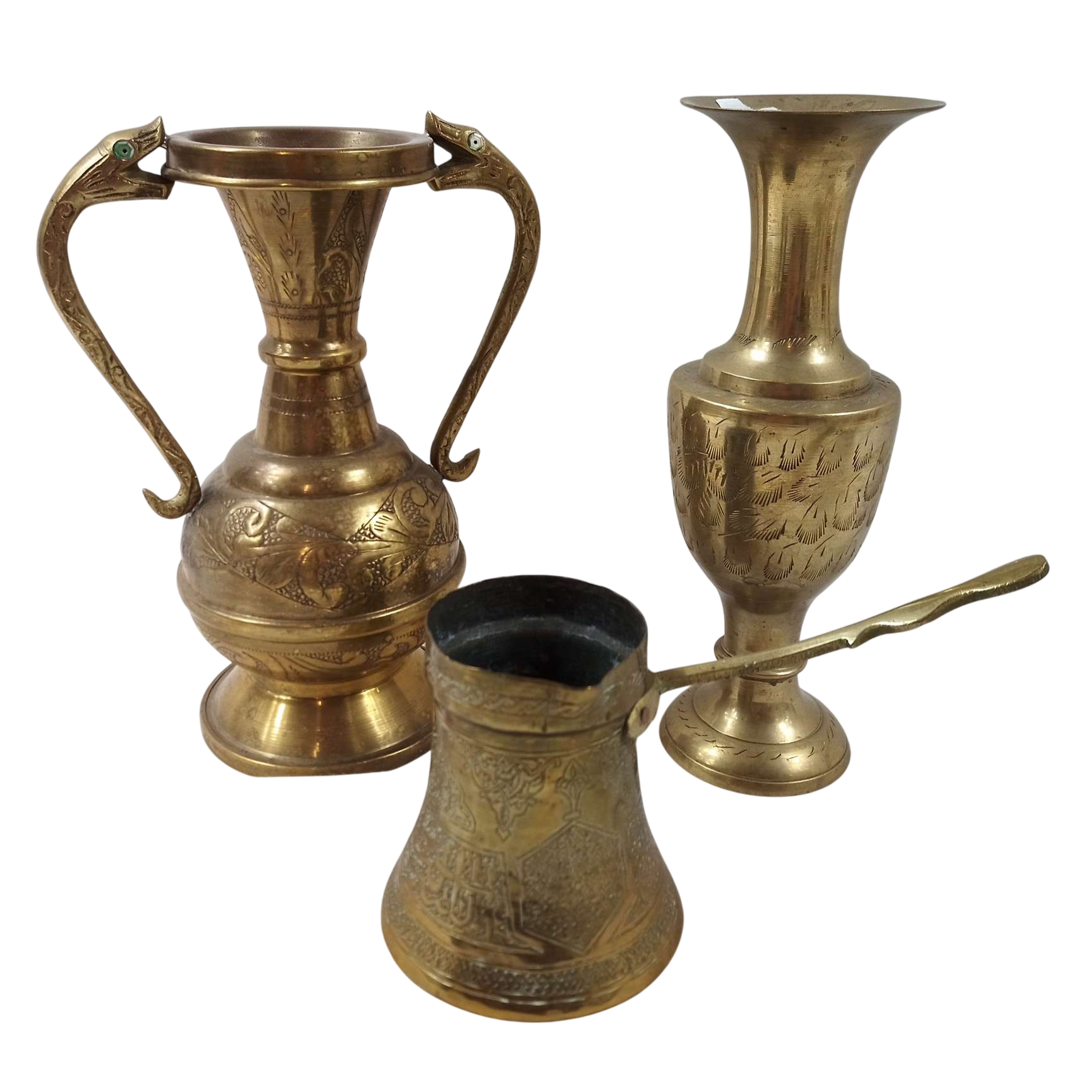 Lot comprenant une cafetière antique deux vases en laiton Bon état - 30,10 € Lot comprenant une cafetière antique deux vases en laiton Bon état reconditionné disponible sur Label Emmaüs