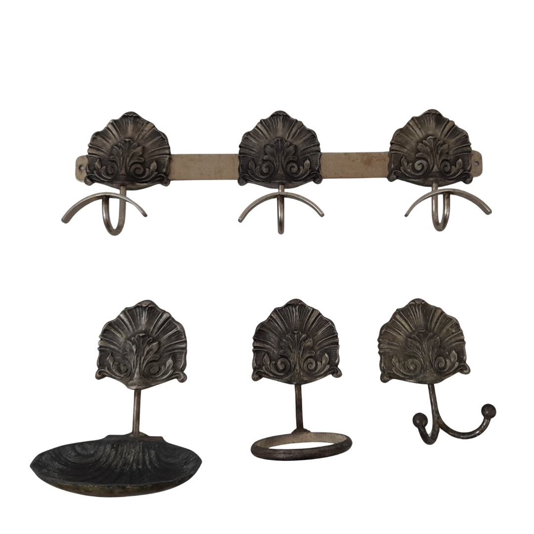 Acheter Lot d'Accessoires de Salle de Bain Vintage – Style Baroque / Rocaille (5 pièces) Bon état - 29,00 € Lot d'Accessoires de Salle de Bain Vintage – Style Baroque / Rocaille (5 pièces) Bon état reconditionné disponible sur Label Emmaüs