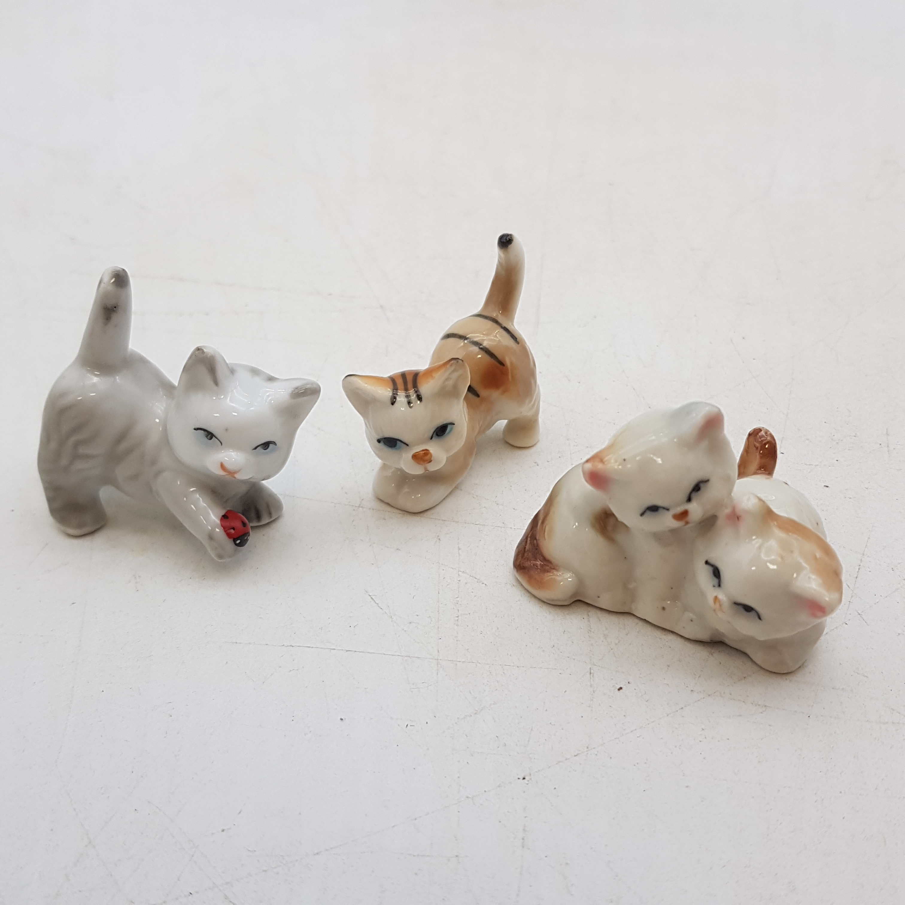 Voir photo 2 de Lot d'adorables chats en céramique - Dont 3 bougeoirs Lot d'adorables chats en céramique - Dont 3 bougeoirs Bon état reconditionné photo 2