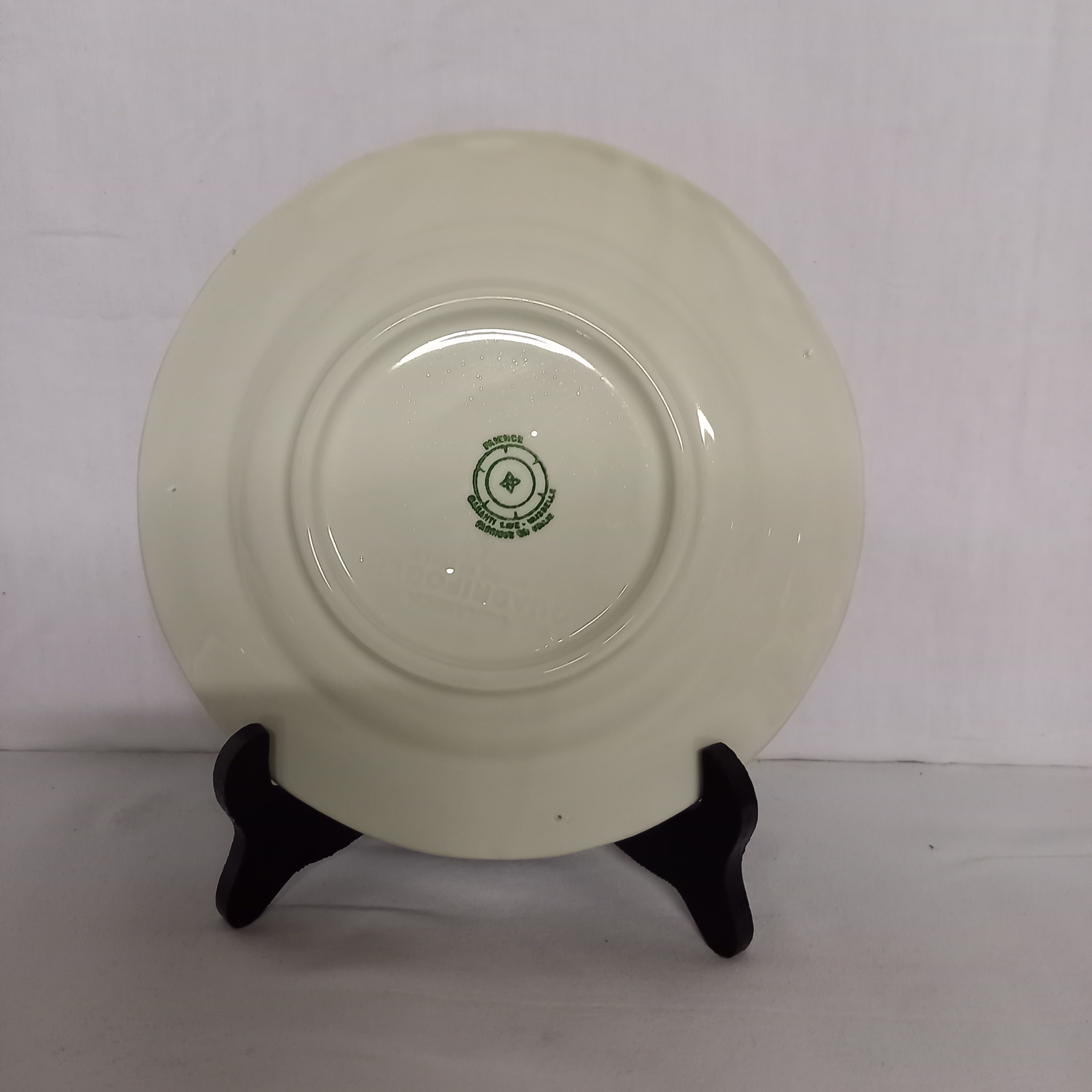 Voir photo 11 de Lot d'Assiettes Faience fait en Italie. Composé de : 15 assiettes creuses, 4 Assiettes à dessert, 2 grand plats rond. Decor fleuri. Lot d'Assiettes Faience fait en Italie. Composé de : 15 assiettes creuses, 4 Assiettes à dessert, 2 grand plats rond. Decor fleuri. Bon état reconditionné photo 11