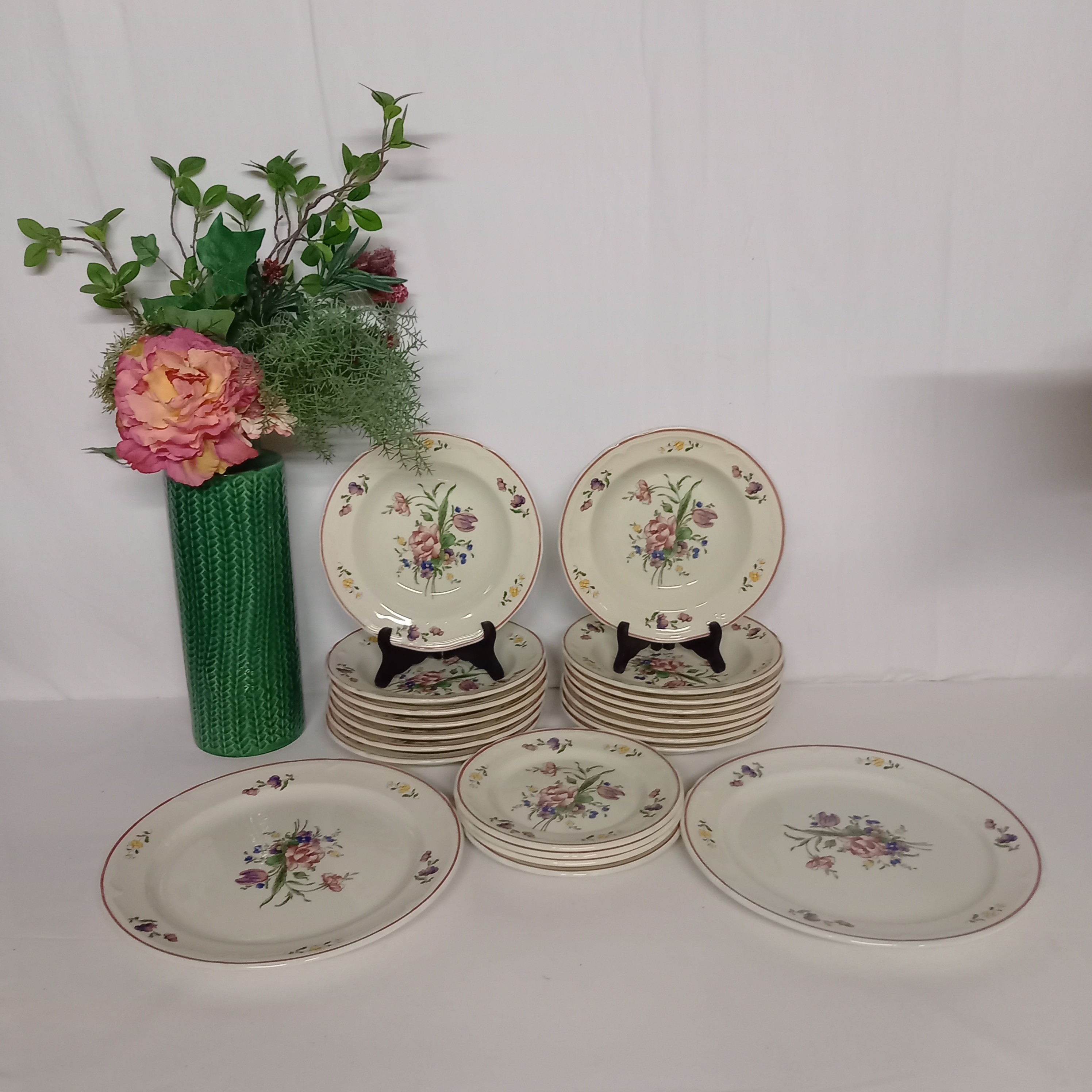Voir photo 2 de Lot d'Assiettes Faience fait en Italie. Composé de : 15 assiettes creuses, 4 Assiettes à dessert, 2 grand plats rond. Decor fleuri. Lot d'Assiettes Faience fait en Italie. Composé de : 15 assiettes creuses, 4 Assiettes à dessert, 2 grand plats rond. Decor fleuri. Bon état reconditionné photo 2