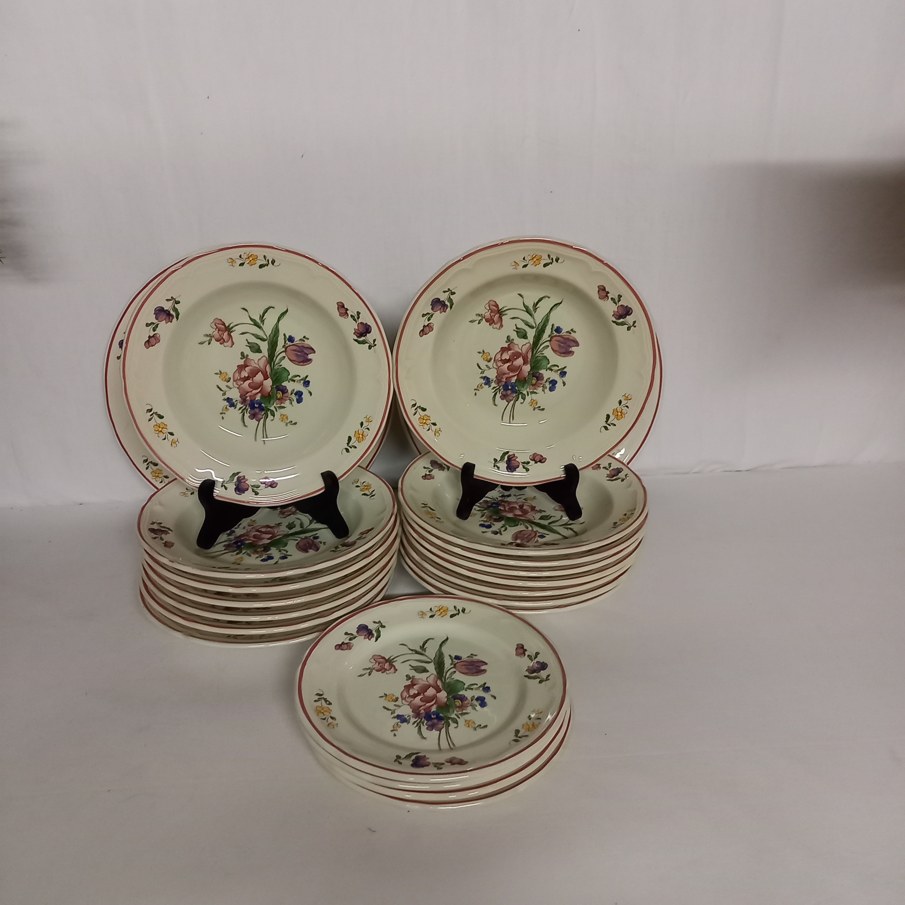 Voir photo 3 de Lot d'Assiettes Faience fait en Italie. Composé de : 15 assiettes creuses, 4 Assiettes à dessert, 2 grand plats rond. Decor fleuri. Lot d'Assiettes Faience fait en Italie. Composé de : 15 assiettes creuses, 4 Assiettes à dessert, 2 grand plats rond. Decor fleuri. Bon état reconditionné photo 3