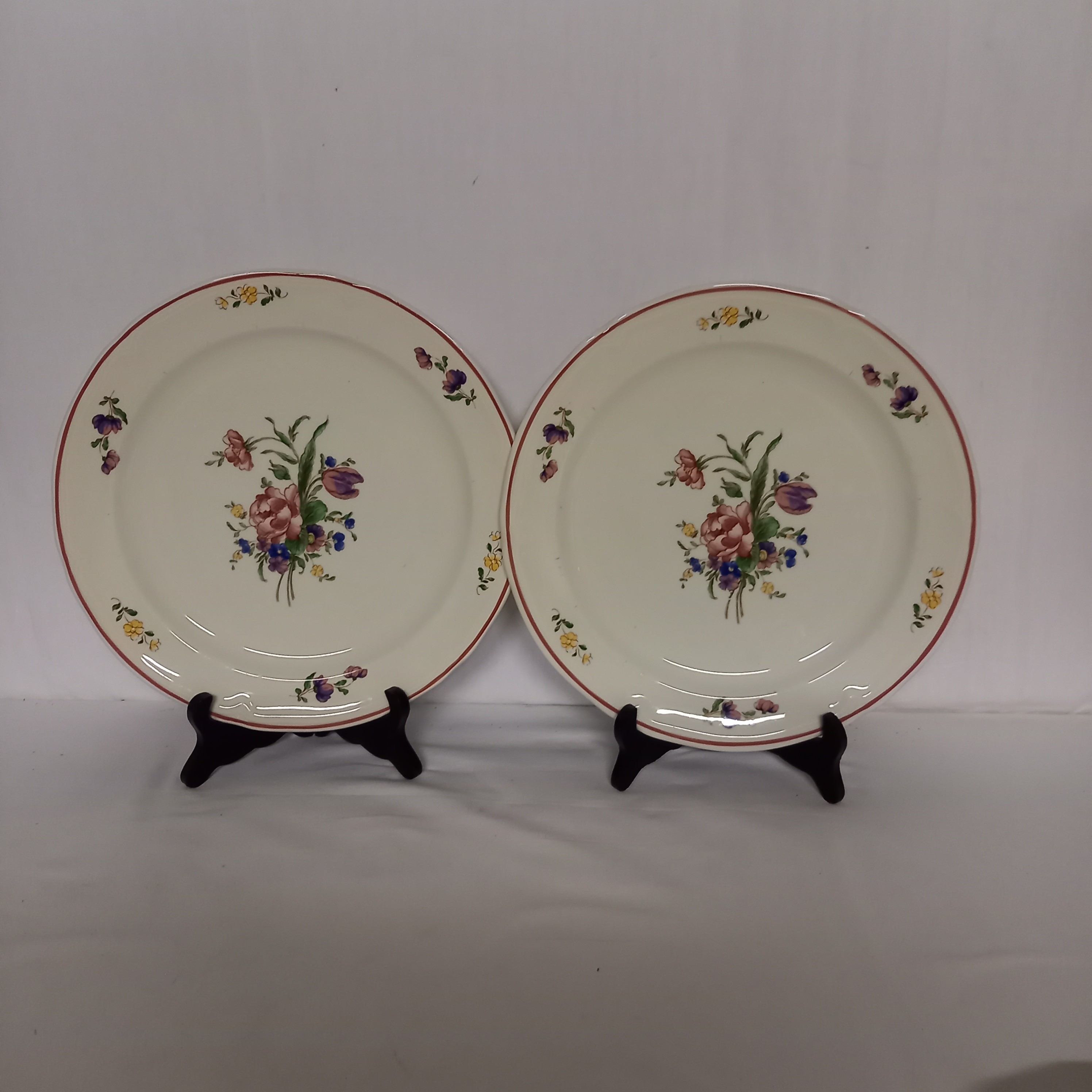 Voir photo 4 de Lot d'Assiettes Faience fait en Italie. Composé de : 15 assiettes creuses, 4 Assiettes à dessert, 2 grand plats rond. Decor fleuri. Lot d'Assiettes Faience fait en Italie. Composé de : 15 assiettes creuses, 4 Assiettes à dessert, 2 grand plats rond. Decor fleuri. Bon état reconditionné photo 4