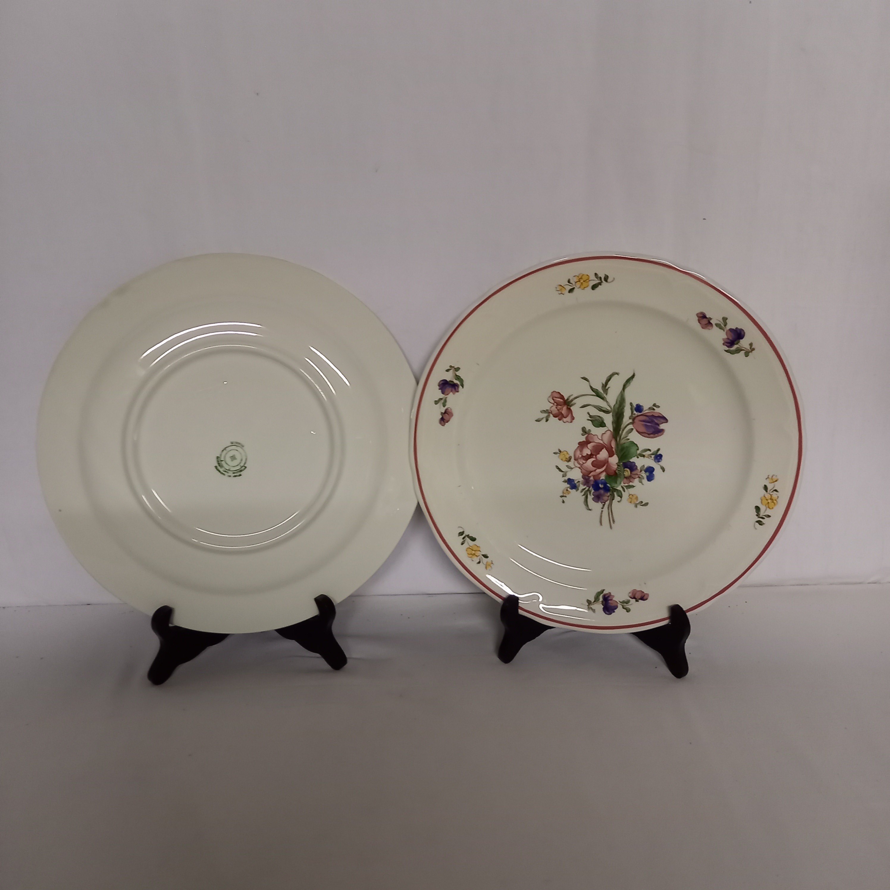 Voir photo 5 de Lot d'Assiettes Faience fait en Italie. Composé de : 15 assiettes creuses, 4 Assiettes à dessert, 2 grand plats rond. Decor fleuri. Lot d'Assiettes Faience fait en Italie. Composé de : 15 assiettes creuses, 4 Assiettes à dessert, 2 grand plats rond. Decor fleuri. Bon état reconditionné photo 5