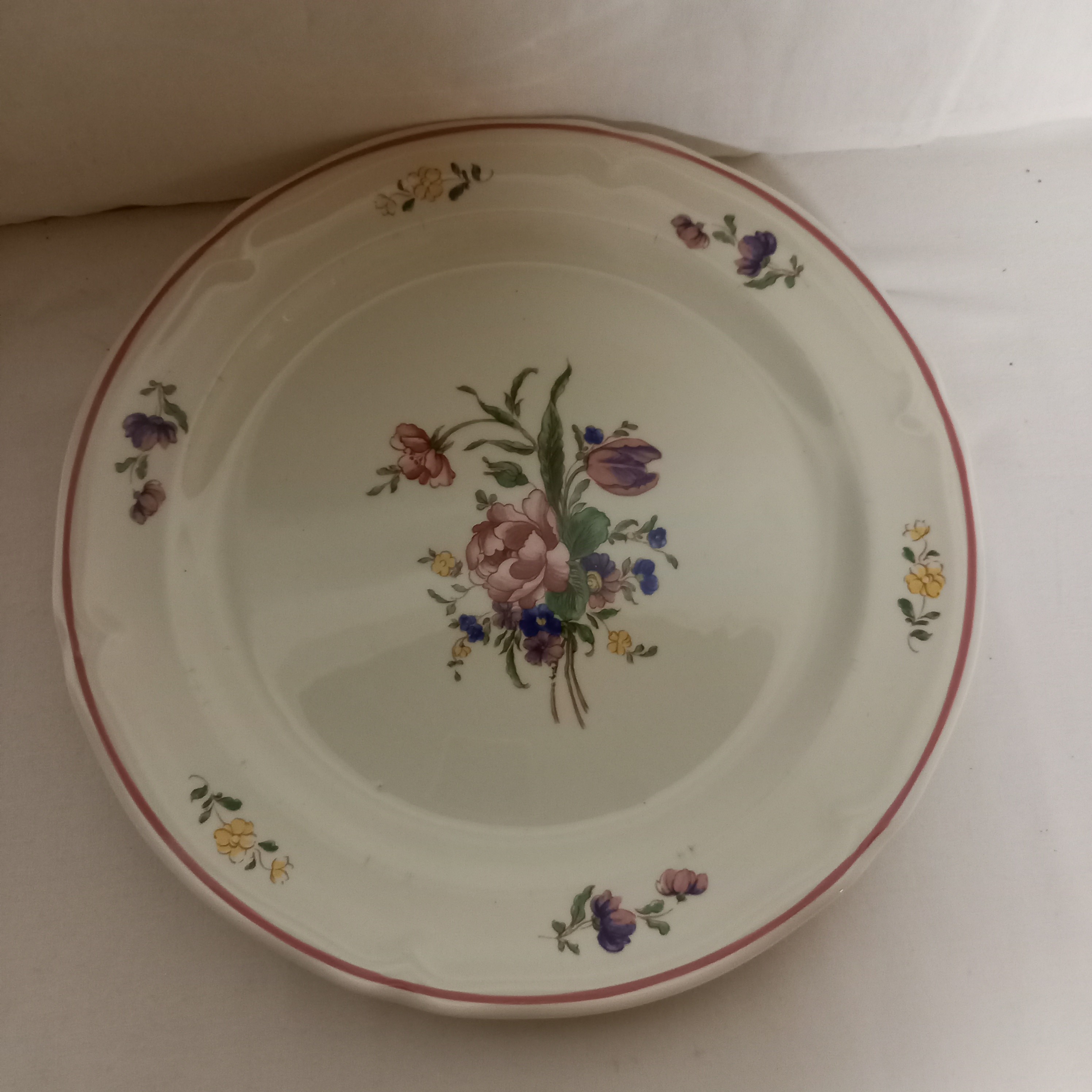 Voir photo 6 de Lot d'Assiettes Faience fait en Italie. Composé de : 15 assiettes creuses, 4 Assiettes à dessert, 2 grand plats rond. Decor fleuri. Lot d'Assiettes Faience fait en Italie. Composé de : 15 assiettes creuses, 4 Assiettes à dessert, 2 grand plats rond. Decor fleuri. Bon état reconditionné photo 6