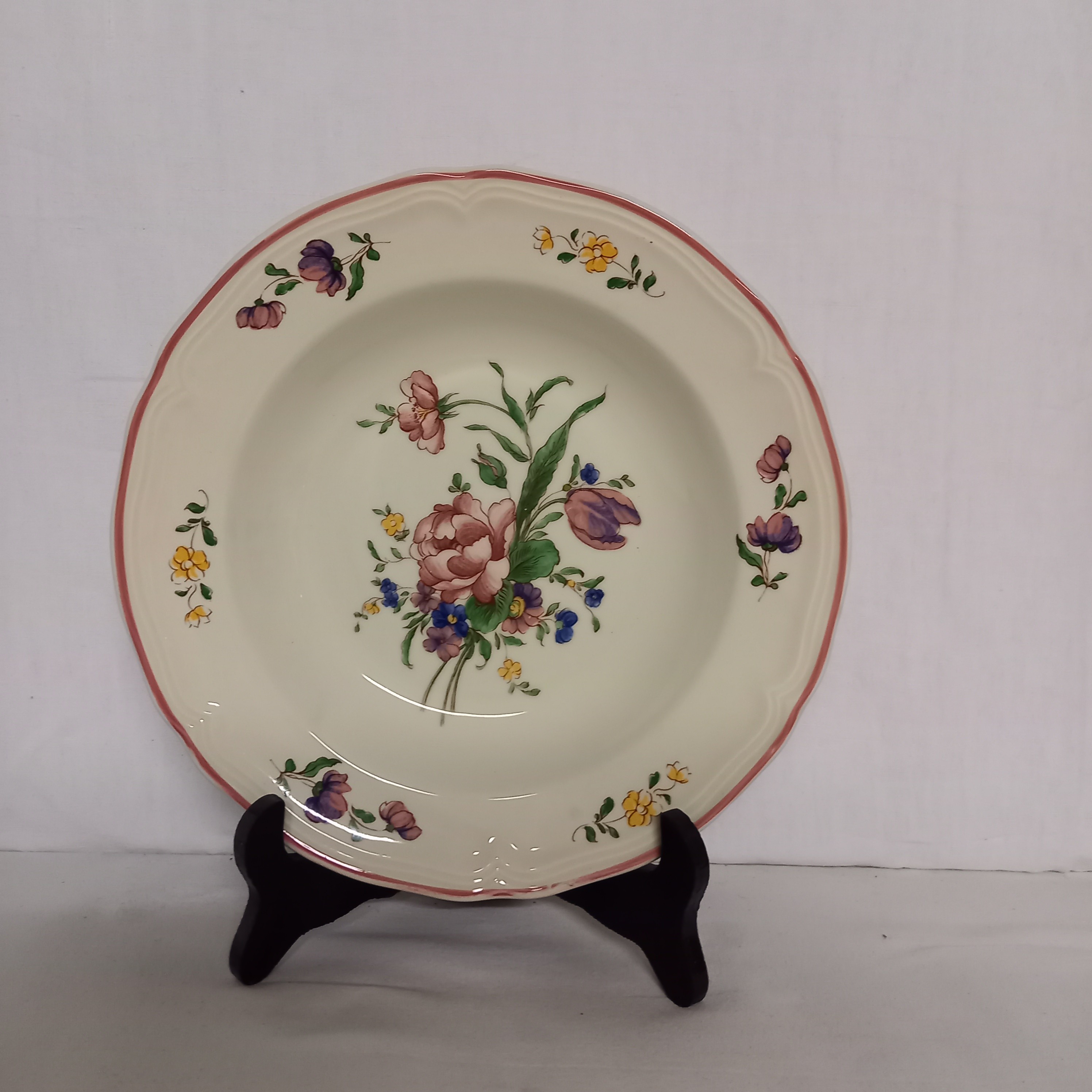Voir photo 7 de Lot d'Assiettes Faience fait en Italie. Composé de : 15 assiettes creuses, 4 Assiettes à dessert, 2 grand plats rond. Decor fleuri. Lot d'Assiettes Faience fait en Italie. Composé de : 15 assiettes creuses, 4 Assiettes à dessert, 2 grand plats rond. Decor fleuri. Bon état reconditionné photo 7