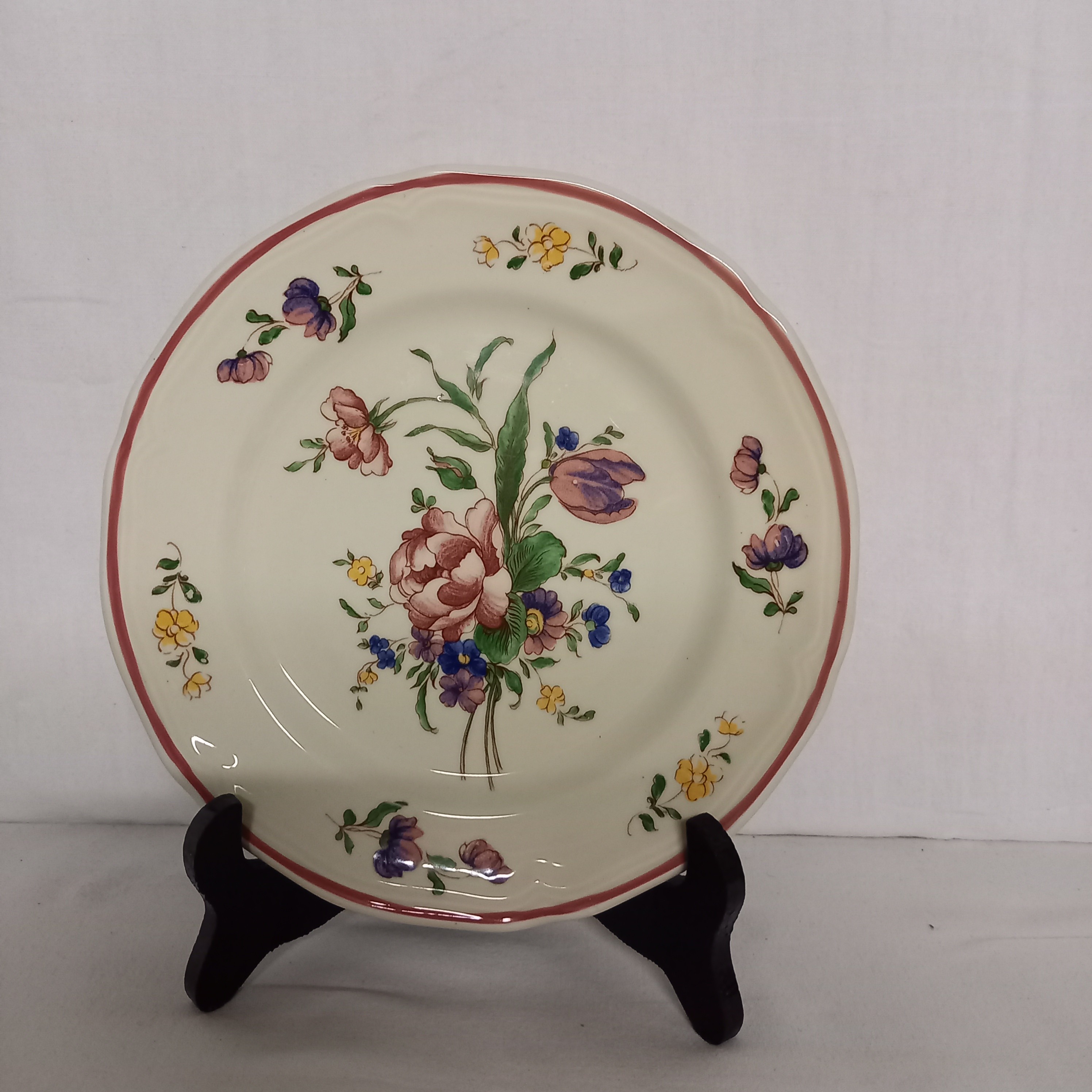 Voir photo 8 de Lot d'Assiettes Faience fait en Italie. Composé de : 15 assiettes creuses, 4 Assiettes à dessert, 2 grand plats rond. Decor fleuri. Lot d'Assiettes Faience fait en Italie. Composé de : 15 assiettes creuses, 4 Assiettes à dessert, 2 grand plats rond. Decor fleuri. Bon état reconditionné photo 8
