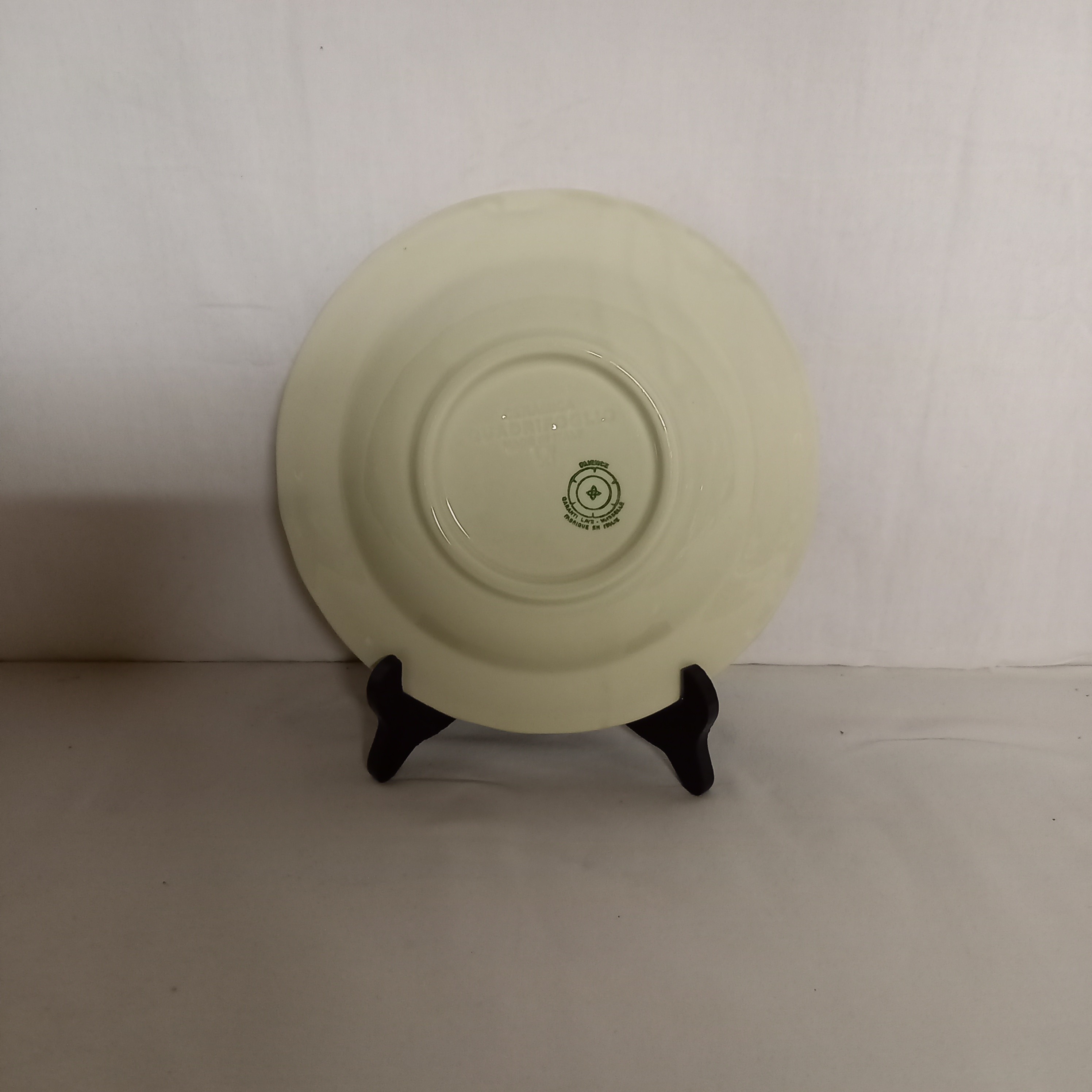 Voir photo 9 de Lot d'Assiettes Faience fait en Italie. Composé de : 15 assiettes creuses, 4 Assiettes à dessert, 2 grand plats rond. Decor fleuri. Lot d'Assiettes Faience fait en Italie. Composé de : 15 assiettes creuses, 4 Assiettes à dessert, 2 grand plats rond. Decor fleuri. Bon état reconditionné photo 9