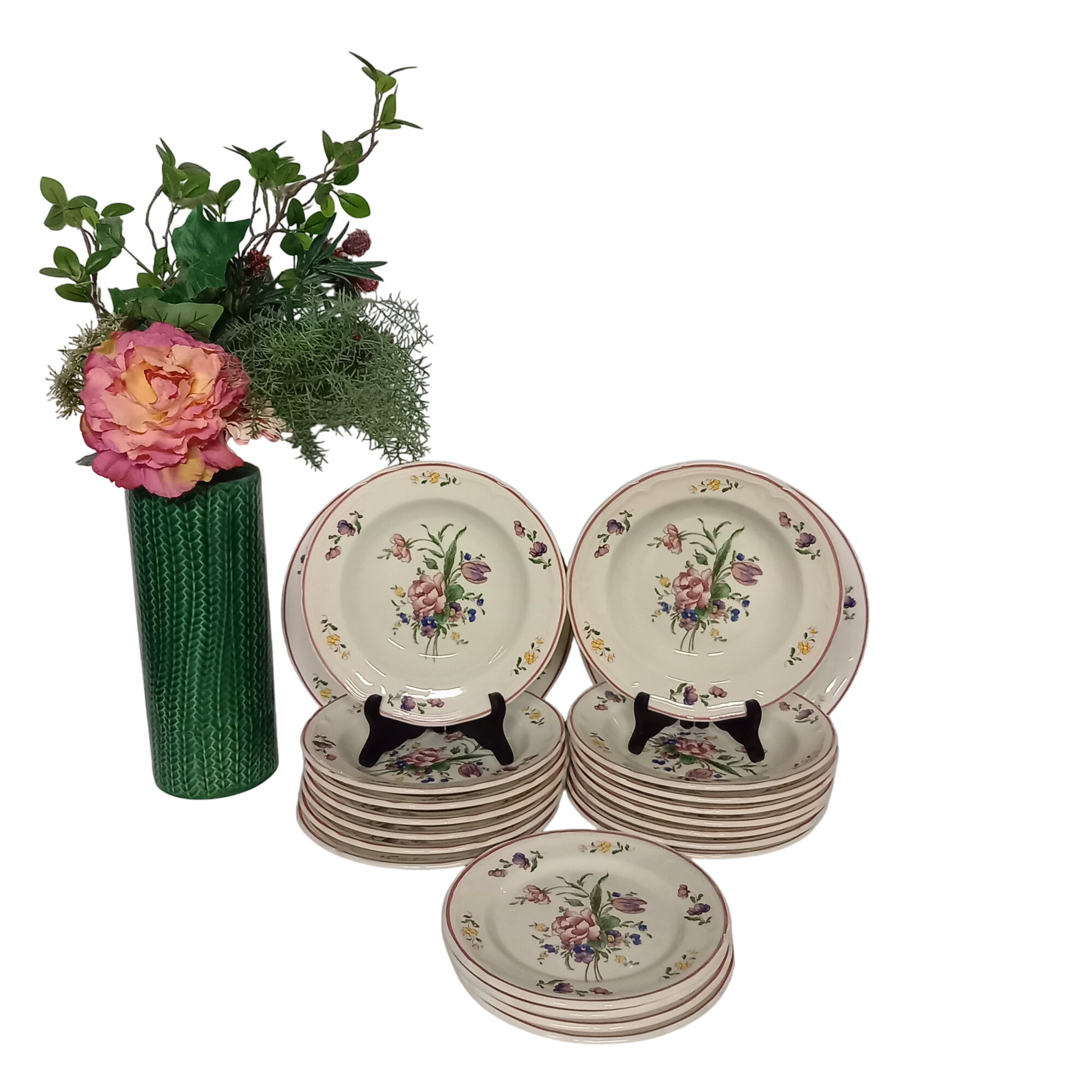 Lot d'Assiettes Faience fait en Italie. Composé de : 15 assiettes creuses, 4 Assiettes à dessert, 2 grand plats rond. Decor fleuri. Bon état - 100,00 € Lot d'Assiettes Faience fait en Italie. Composé de : 15 assiettes creuses, 4 Assiettes à dessert, 2 grand plats rond. Decor fleuri. Bon état reconditionné disponible sur Label Emmaüs